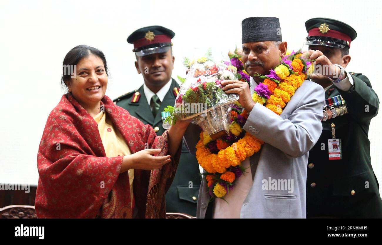 (151030) -- KATMANDOU, - le nouveau président népalais Bidhya Devi Bhandari (G, avant) donne un bouquet de fleurs à l'ancien président népalais RAM Baran Yadav (D, avant) lors de sa cérémonie d'adieu à Katmandou, Népal, le 29 octobre 2015. RAM Baran Yadav a été nommé pour le poste le 23 juillet 2008 en tant que premier chef de l Etat du pays après que le Népal est devenu la république démocratique fédérale. Son mandat a été achevé après la promulgation de la nouvelle constitution et l'élection du nouveau président par le Parlement.) (azp) NÉPAL-KATMANDOU-ANCIEN PRÉSIDENT-ADIEU SunilxSharma PUBLICATIONxNOTxINxCHN Katmandou népalais Banque D'Images