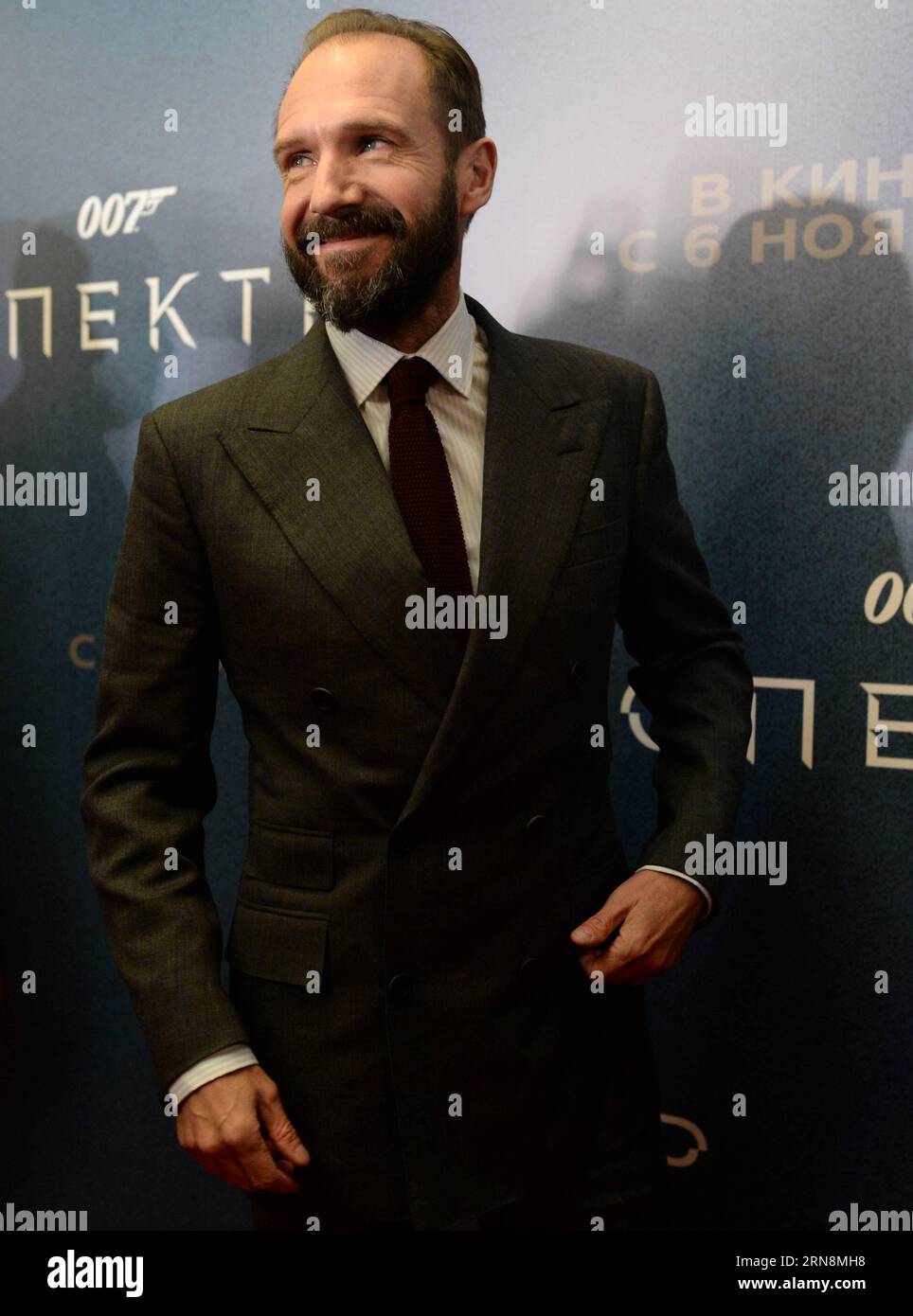 (151029) -- MOSCOU, le 29 octobre 2015 -- l'acteur britannique Ralph Fiennes arrive à la première du nouveau film de James Bond spectre à Moscou, Russie, le 29 octobre 2015.) RUSSIA-MOSCOW-CULTURE-spectre PREMIERE PavelxBednyakov PUBLICATIONxNOTxINxCHN James Bond spectre - Filmpremiere in Moscow OCT 29 2015 l'acteur britannique Ralph Fiennes arrive AU nouveau James Bond Movie Specter Premiere in Moscow Russia OCT 29 2015 Russia Moscow Culture Specter Premiere in Moscow Banque D'Images