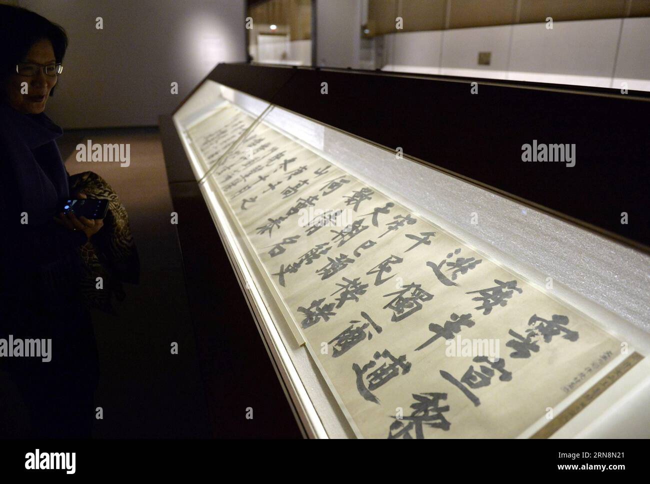 (151030) -- NEW YORK, le 30 octobre 2015 -- Un visiteur assiste à l'avant-première médiatique d'une exposition intitulée Masterpieces of Chinese Painting from the Metropolitan Collection au met Museum de New York, aux États-Unis, le 30 octobre 2015. Présentant plus de 110 œuvres datant de la dynastie Tang (608-917) à nos jours en deux rotations, chefs-d'œuvre de la peinture chinoise de la collection Metropolitan offre aux visiteurs une occasion rare d'en apprendre davantage sur l'histoire de la peinture et de la calligraphie chinoises à travers quelques-uns des meilleurs exemples disponibles de chaque époque. US-NEW YORK-MET MUSEUM-CHINESE PAIN Banque D'Images