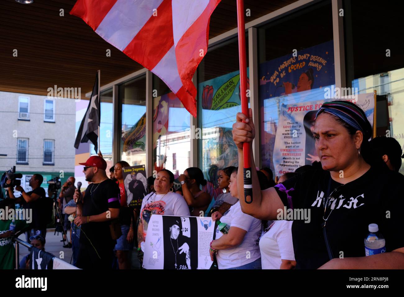 Philadelphie, États-Unis. 31 août 2023. Manifestation pour exiger la responsabilité de la police et la publication d'images de canette après la fusillade meurtrière d'Eddy Irizarry, à Philadelphie, Pennsylvanie, États-Unis, le 31 août 2023. Crédit : SIPA USA/Alamy Live News Banque D'Images