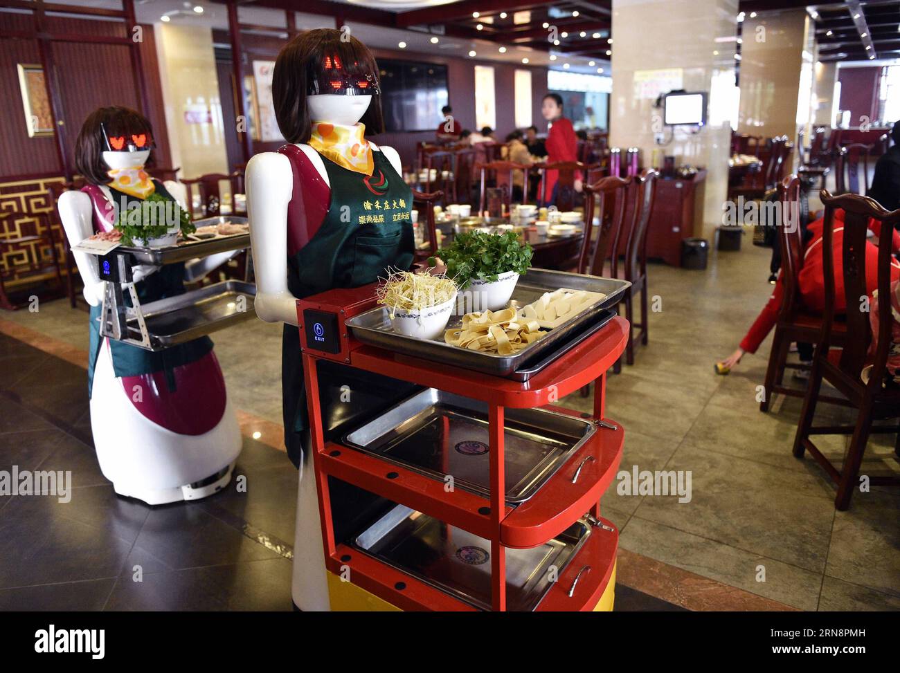 Les serveurs robots servent des plats dans un restaurant hot pot dans le comté de Yunyang à Chongqing, dans le sud-ouest de la Chine, le 1 novembre 2015. Le serveur robot, d'environ 1,6 mètres de hauteur et de 150 kilogrammes de poids, fonctionne avec des capteurs à induction électromagnétique. ) (MCG) CHINA-CHONGQING-ROBOT SERVEUR (CN) LiuxYuan PUBLICATIONxNOTxINxCHN les serveurs robots servent des plats DANS un restaurant Hot Pot dans le comté de Yunyang de Chongqing Sud-Ouest de la Chine nov. 1 2015 le serveur robot environ 1 6 MÈTRES de hauteur et 150 kilogrammes de poids fonctionne avec des capteurs électro induction MCG Chine Chongqing robot serveur CN PUBLICATIONxNOTxINxCHN Banque D'Images