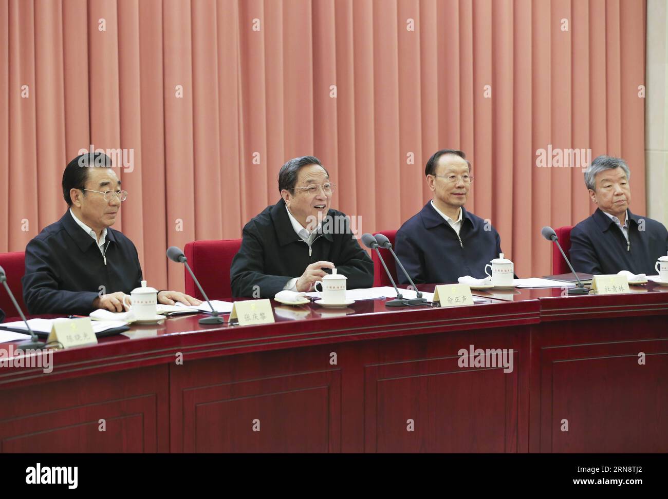 Yu Zhengsheng (3rd R), président du Comité national de la Conférence consultative politique du peuple chinois (CCPPC), préside une séance de consultation bihebdomadaire sur l enseignement supérieur chinois, à Beijing, capitale de la Chine, le 5 novembre 2015.) (dhf) CHINA-BEIJING-YU ZHENGSHENG-CONSULTATION SESSION (CN) DingxLin PUBLICATIONxNOTxINxCHN Yu Zheng Sheng 3rd r Président du Comité national des célébrités chinoises Conférence consultative politique du CCPPC Président d'une session de consultation bimensuelle sur l'enseignement supérieur chinois à Beijing capitale de la Chine Nov 5 2015 DHF Chine Beijing Yu Zheng Banque D'Images