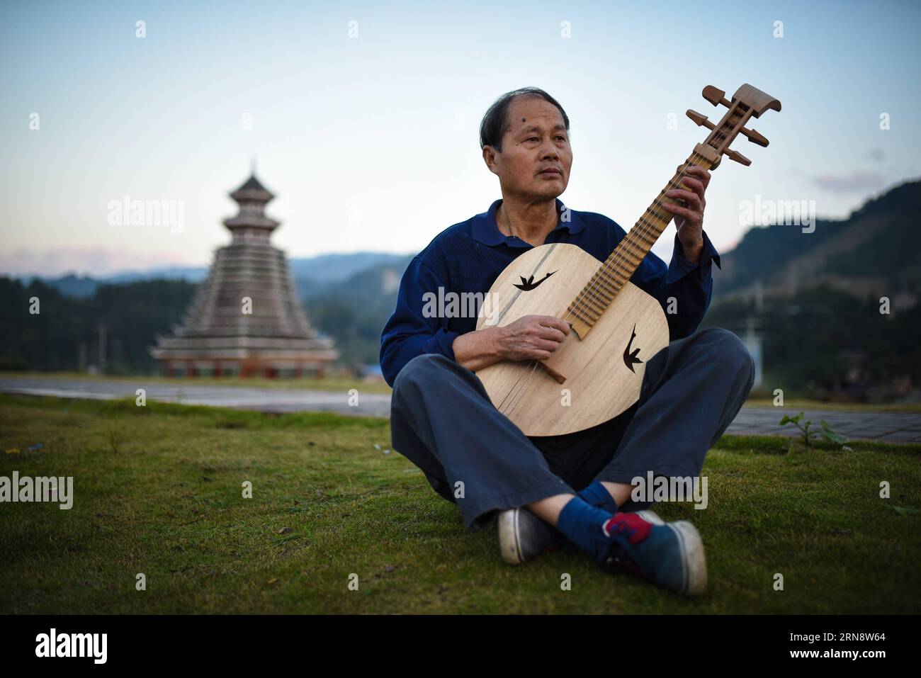 (151106) -- GUIYANG, 6 novembre 2015 -- Liao Qunjin joue du pipa, luth chinois à 4 cordes, dans la ville de Guzhou, dans le comté de Rongjiang, dans le sud-ouest de la province du Guizhou, le 6 novembre 2015. Liao est non seulement bon à faire des instruments de musique folkloriques traditionnels, mais aussi très obsédé par l'amélioration du groupe ethnique Pipa de Dong qui lui a même apporté un prix à la 1e exposition internationale d'art ethnique et folklorique Guizhou.) (mt) CHINE-GUIYANG-DONG GROUPE ETHNIQUE-MAÎTRE D'INSTRUMENT FOLKLORIQUE (CN) LiuxXu PUBLICATIONxNOTxINxCHN Guiyang nov. 6 2015 Liao JOUE Pipa 4 luth chinois à cordes dans GUZHOU ville du comté de Rongjiang SO Banque D'Images