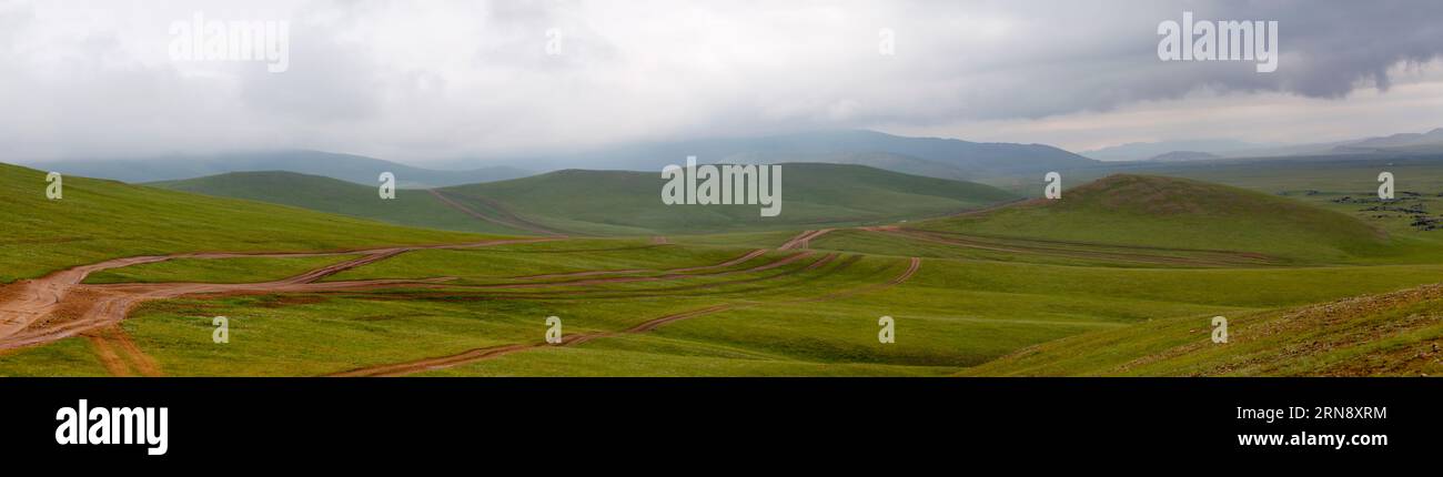 Vue panoramique d'un chemin de terre dans la vallée de l'Orkhon en Mongolie. Banque D'Images