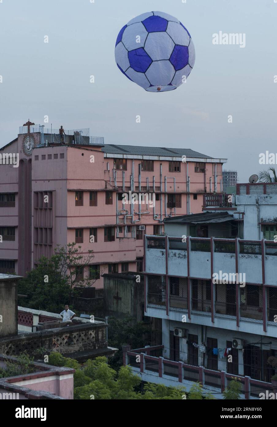 (151110) -- CALCUTTA, 10 novembre 2015 -- une famille indienne bengali vole un Phanush, une sorte de ballon en papier traditionnel, pour adorer la déesse hindoue Kali, la déesse du pouvoir , à Calcutta, capitale de l'État indien oriental du Bengale occidental, le 10 novembre 2015. Le festival de culte de Kali est célébré dans l'est de l'Inde pendant le Diwali, le festival hindou des lumières, qui est le plus grand festival hindou de l'année. (Zhf) INDE-CALCUTTA-HINDU FESTIVAL-BALLONS EN PAPIER TumpaxMondal PUBLICATIONxNOTxINxCHN Calcutta nov 10 2015 à Indian Bengali famille VOLE un Phanush un enfant de ballon en papier traditionnel à Banque D'Images