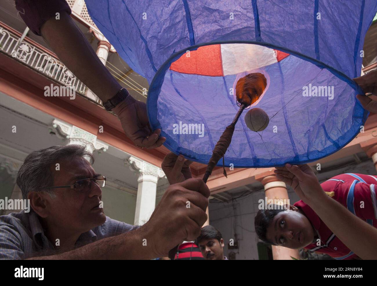 (151110) -- CALCUTTA, 10 novembre 2015 -- une famille indienne bengali vole un Phanush, une sorte de ballon en papier traditionnel, pour adorer la déesse hindoue Kali, la déesse du pouvoir , à Calcutta, capitale de l'État indien oriental du Bengale occidental, le 10 novembre 2015. Le festival de culte de Kali est célébré dans l'est de l'Inde pendant le Diwali, le festival hindou des lumières, qui est le plus grand festival hindou de l'année. (Zhf) INDE-CALCUTTA-HINDU FESTIVAL-BALLONS EN PAPIER TumpaxMondal PUBLICATIONxNOTxINxCHN Calcutta nov 10 2015 à Indian Bengali famille VOLE un Phanush un enfant de ballon en papier traditionnel à Banque D'Images