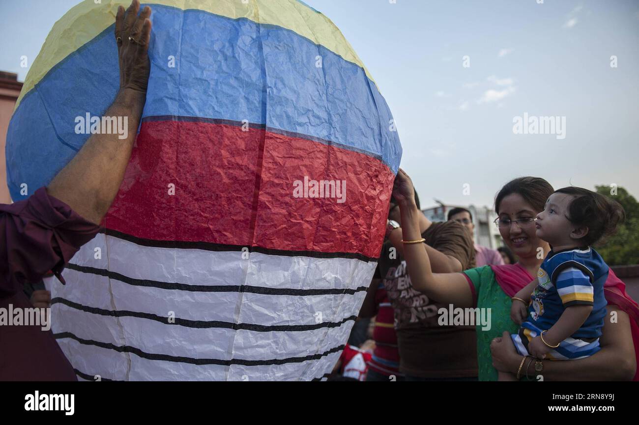 (151110) -- CALCUTTA, 10 novembre 2015 -- une famille indienne bengali vole un Phanush, une sorte de ballon en papier traditionnel, pour adorer la déesse hindoue Kali, la déesse du pouvoir , à Calcutta, capitale de l'État indien oriental du Bengale occidental, le 10 novembre 2015. Le festival de culte de Kali est célébré dans l'est de l'Inde pendant le Diwali, le festival hindou des lumières, qui est le plus grand festival hindou de l'année. (Zhf) INDE-CALCUTTA-HINDU FESTIVAL-BALLONS EN PAPIER TumpaxMondal PUBLICATIONxNOTxINxCHN Calcutta nov 10 2015 à Indian Bengali famille VOLE un Phanush un enfant de ballon en papier traditionnel à Banque D'Images