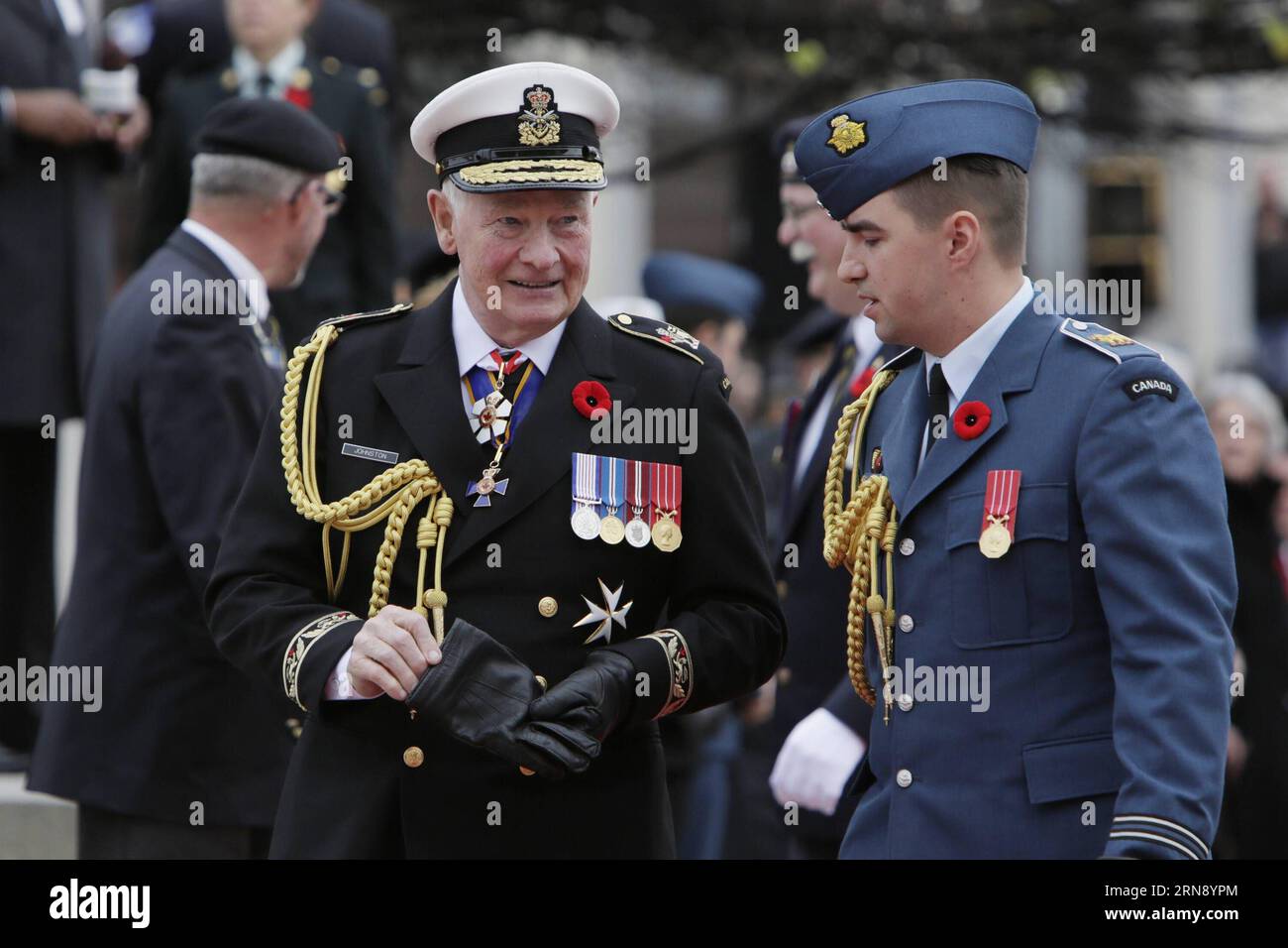 (151111) -- OTTAWA, Nov. 11, 2015 -- Canada s Governor General David Johnston (L) arrive at the annual Remembrance Day ceremony at the National War Memorial in Ottawa, Canada, on Nov. 11, 2015. Every year on Nov. 11, Canadians reflect honour their war veterans and fallen soldiers by wearing a poppy and observing a moment of silence on the 11th minute of the 11th hour. ) CANADA-OTTAWA-REMEMBRANCE DAY-CEREMONY DavidxKawai PUBLICATIONxNOTxINxCHN   151111 Ottawa Nov 11 2015 Canada S Governor General David Johnston l Arrive AT The Annual Remembrance Day Ceremony AT The National was Memorial in Otta Banque D'Images