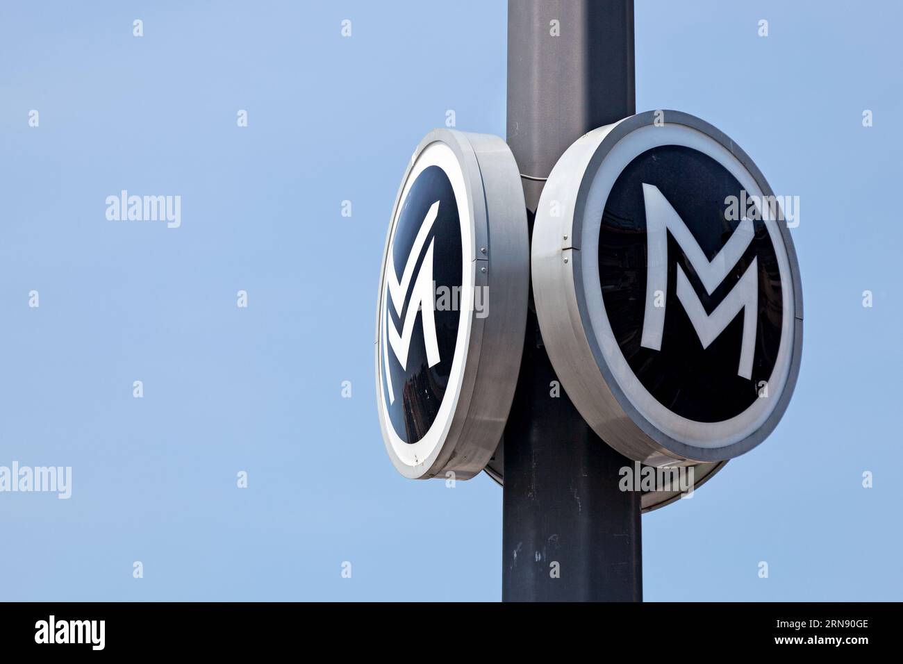 Budapest, Hongrie - juin 21 2018 : panneau de métro du métro de Budapest (hongrois : Budapesti metró), un système de transport rapide dans la capitale hongroise. Banque D'Images