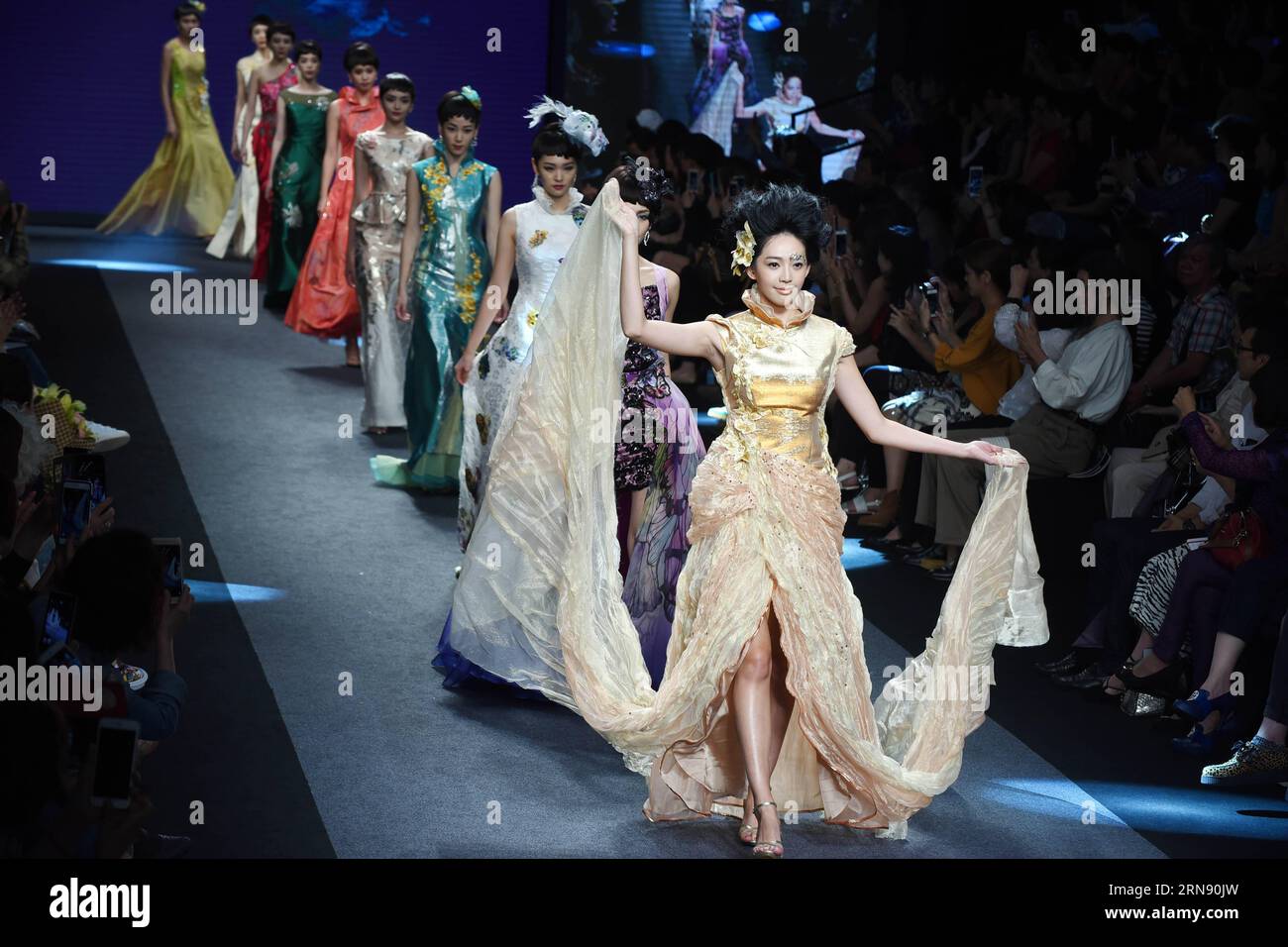 Les mannequins présentent des créations de la marque Londee lors d'un défilé de mode à Taipei, dans le sud-est de la Chine Taiwan, le 12 novembre 2015. ) (Ry) CHINA-TAIPEI-FASHION SHOW (CN) WuxChing-teng PUBLICATIONxNOTxINxCHN les modèles présentent les créations de Brand Londee LORS d'un défilé de mode à Taipei Sud-est Chine S TAIWAN nov. 12 2015 Ry China Taipei Fashion Show CN WuxChing Teng PUBLICATIONxNOTxINxCHN Banque D'Images