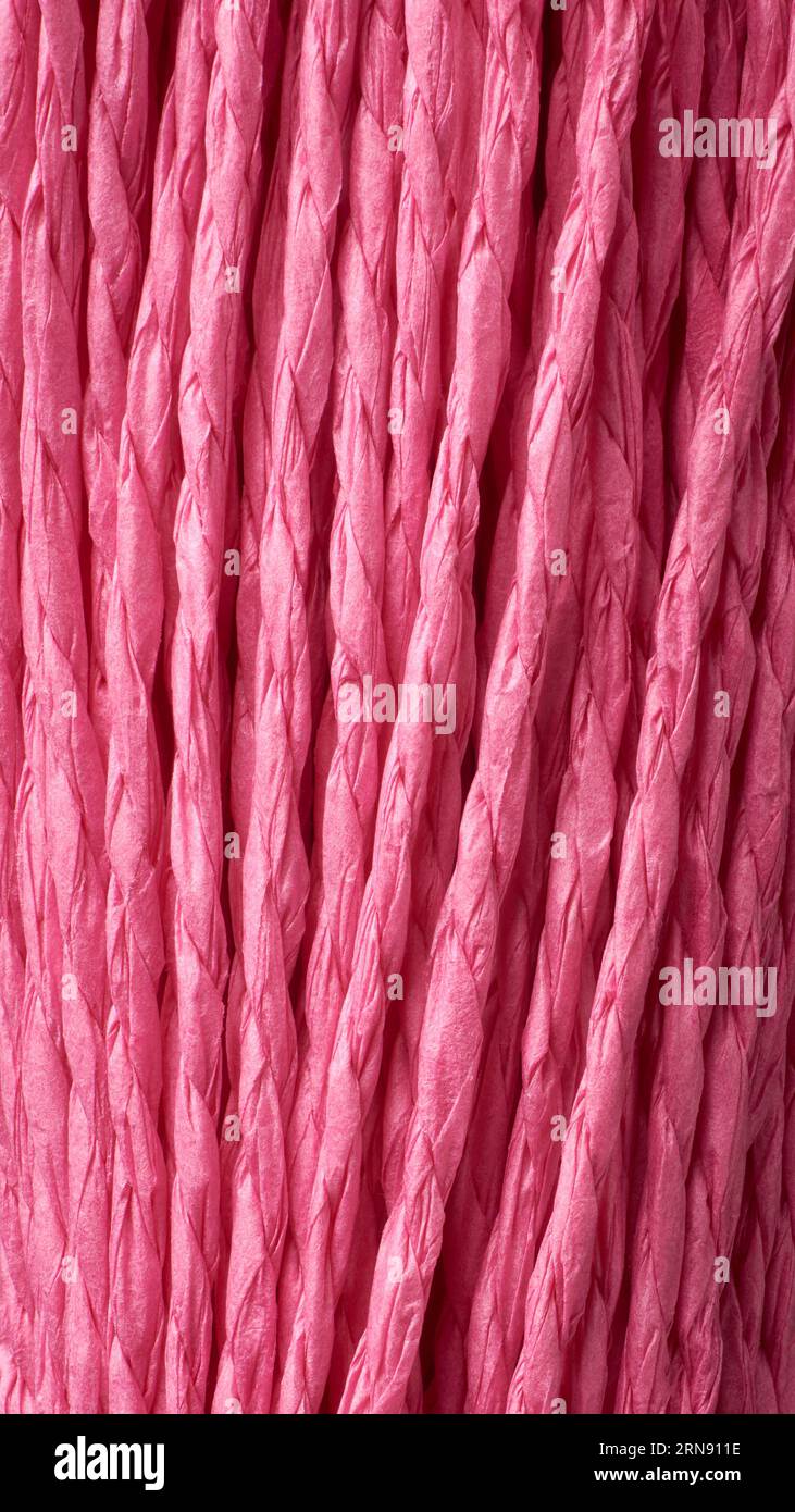 résumé rapproché de fil de papier rose vif, texture de fond de couleur vibrante en plein cadre, conception de papier peint en orientation verticale Banque D'Images