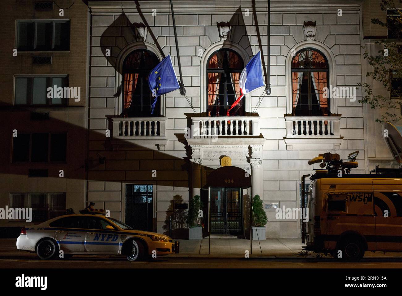 La photo prise le 13 novembre 2015 montre des drapeaux abaissés au Consulat général de France sur la Cinquième Avenue à New York. Plus de 100 personnes ont été tuées dans une prise d'otages massive dans une salle de concert parisienne vendredi et beaucoup plus ont été redoutées morts dans une série d'attentats à la bombe et de fusillades.) États-Unis-NEW YORK-FRANCH CONSULAT LixMuzi PUBLICATIONxNOTxINxCHN photo prise LE 13 2015 novembre montre des drapeaux abaissés AU consulat général de France SUR la Cinquième Avenue à New York plus de 100 célébrités ont été TUÉES dans une prise d'otage de masse dans une salle de concert de Paris vendredi et BEAUCOUP plus ont été redoutées Dead in A. série d'attentats à la bombe et de fusillades Banque D'Images