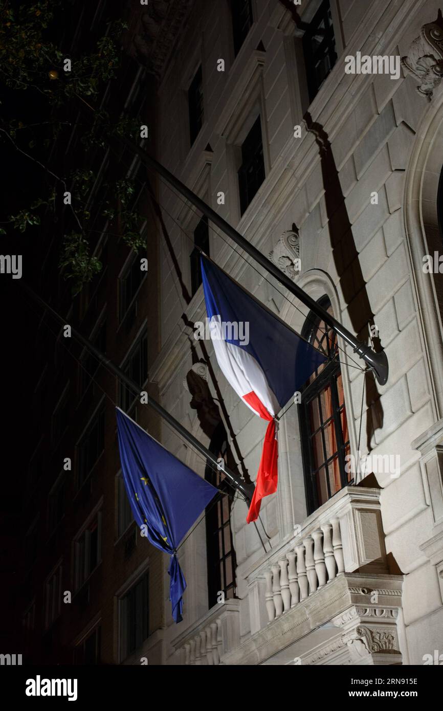 La photo prise le 13 novembre 2015 montre des drapeaux en Berne au Consulat général de France sur la Cinquième Avenue à New York. Plus de 100 personnes ont été tuées dans une prise d'otages massive dans une salle de concert parisienne vendredi et beaucoup plus ont été redoutées morts dans une série d'attentats à la bombe et de fusillades.) U.S.-NEW YORK-FRANCH CONSULAT LixMuzi PUBLICATIONxNOTxINxCHN photo prise LE 13 2015 novembre montre drapeaux EN Berne au consulat général de France SUR la Cinquième Avenue à New York plus de 100 célébrités ont été TUÉES dans une prise d'otage de masse DANS une salle de concert de Paris vendredi et BEAUCOUP plus ont été crainted Dead dans une série de bombardements et Banque D'Images