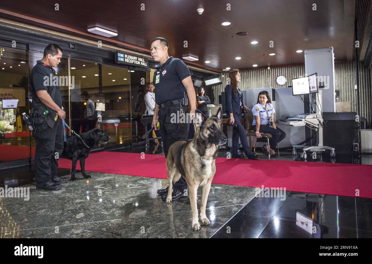 (151114) -- MANILLE, le 14 novembre 2015 -- des policiers utilisent des chiens pour vérifier le lieu de la réunion des dirigeants de la coopération économique Asie-Pacifique (APEC) à Manille, Philippines, le 14 novembre 2015. Les mesures de sécurité à Manille, en particulier autour des lieux de la réunion des dirigeants de la coopération économique Asie-Pacifique (APEC), ont été renforcées samedi à la suite d'attentats terroristes à Paris qui ont tué au moins 153 personnes. PHILIPPINES-MANILLE-APEC-SECURITY LuixSiuxWai PUBLICATIONxNOTxINxCHN 151114 Manille Nov 14 2015 des policiers utilisent des chiens pour vérifier le lieu de la réunion des dirigeants de l'APEC de la coopération économique Asie-Pacifique à Manille P Banque D'Images