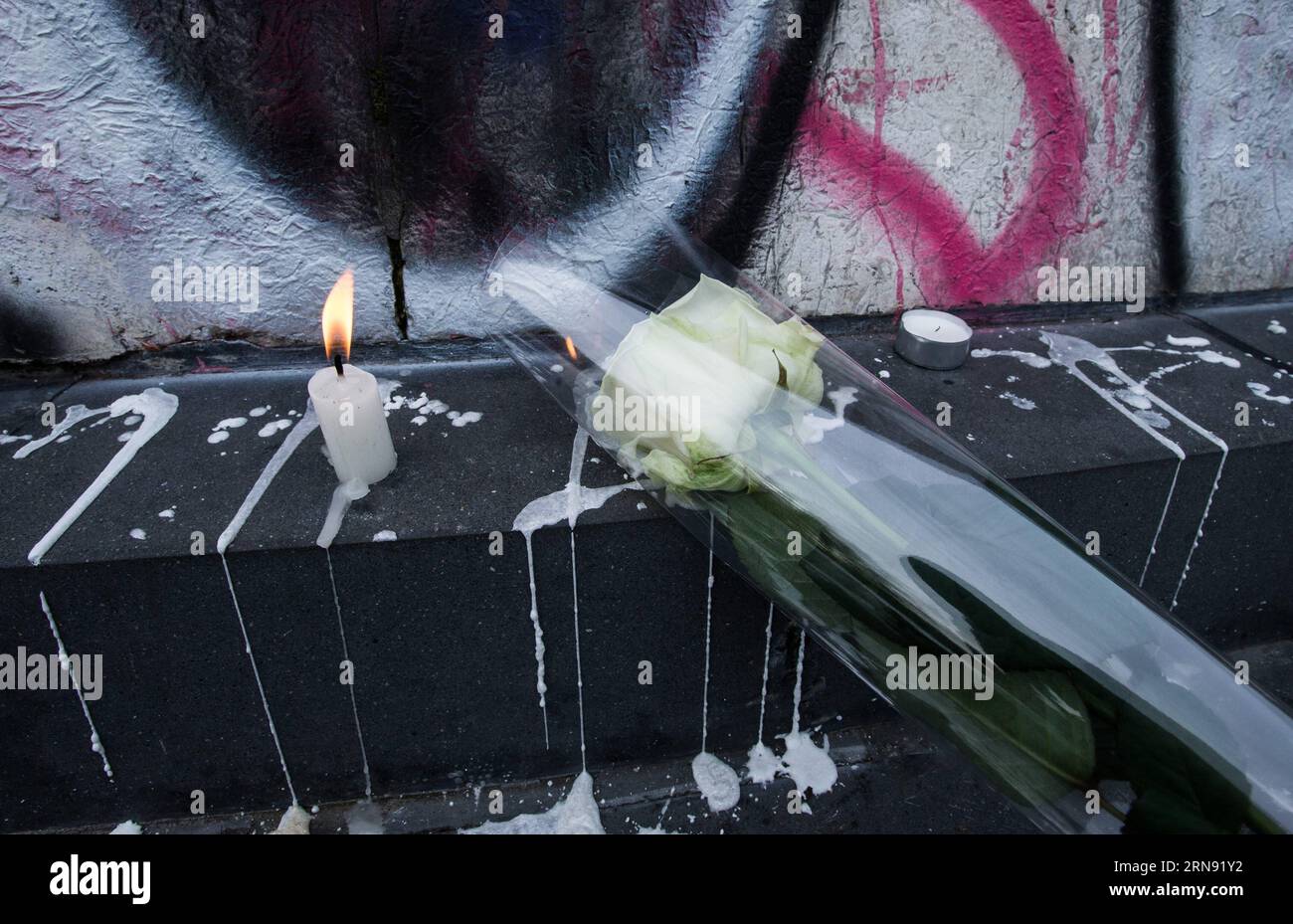 (151114) -- PARIS, 14 novembre 2015 -- des bougies et une fleur sont placées devant le restaurant le petit Cambodge où une attaque a eu lieu l'autre jour à Paris, France, le 14 novembre 2015. Le président français François Hollande a annoncé samedi un deuil national de trois jours. (Zjy) FRANCE-PARIS-ATTACKS-DEUIL XuxJinquan PUBLICATIONxNOTxINxCHN 151114 Paris Nov 14 2015 bougies et une fleur sont placées devant le restaurant le petit Cambodge où attaquer s'est passé l'autre jour à Paris France Nov 14 2015 le président français François Hollande a annoncé un deuil national de trois jours LE samedi Banque D'Images