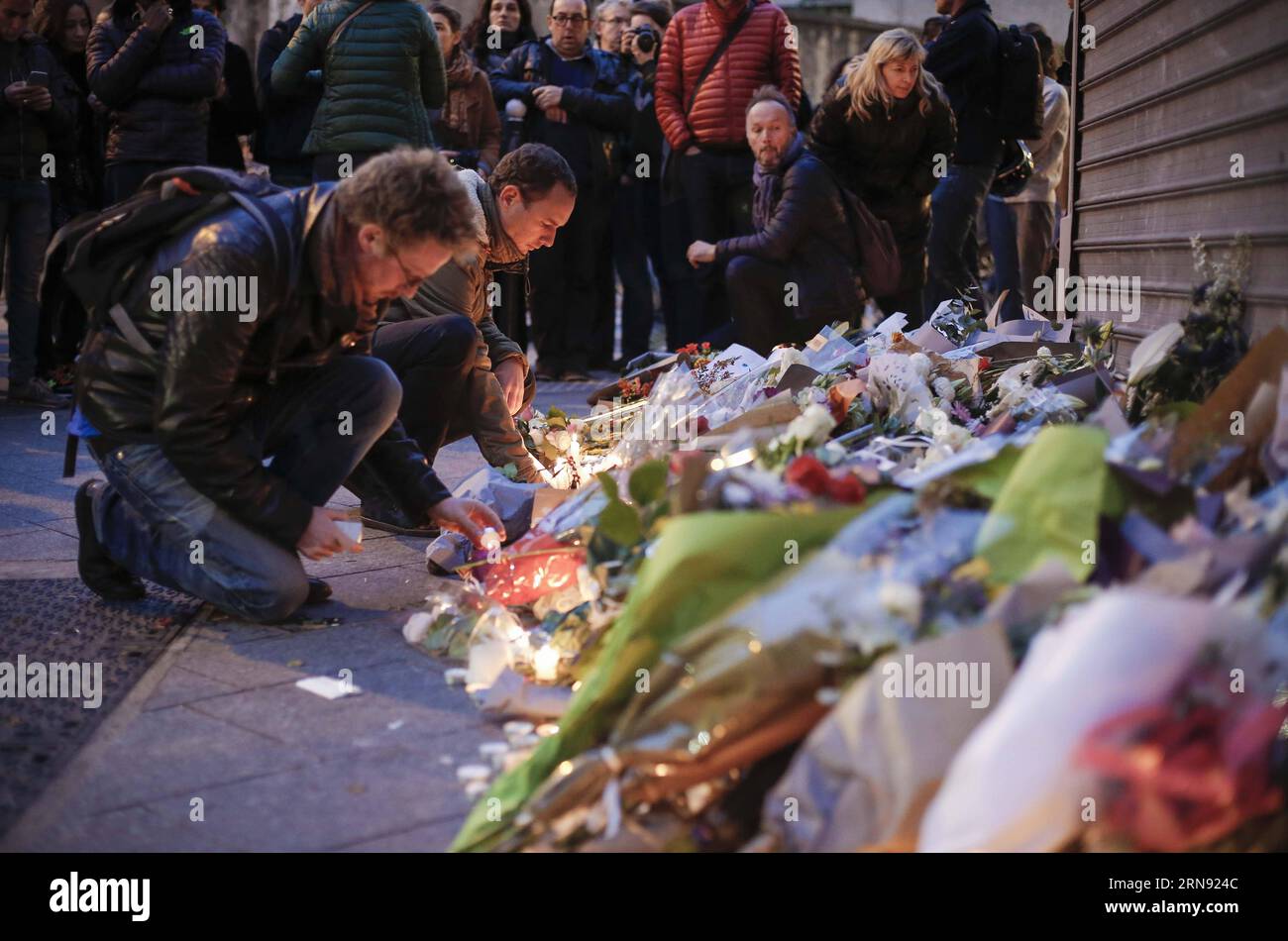 (151114) -- PARIS, 14 novembre 2015 -- des gens placent des fleurs et des bougies pour rendre hommage aux victimes devant le restaurant le petit Cambodge où une attaque a eu lieu vendredi à Paris, France, le 14 novembre 2015. Le président français François Hollande a annoncé samedi un deuil national de trois jours. FRANCE-PARIS-ATTACKS-DEUIL ZhouxLei PUBLICATIONxNOTxINxCHN Terroranschläge à Paris - Tatort le petit Cambodge - Gedenken an die Opfer 151114 Paris nov 14 2015 célébrités placent des fleurs et des bougies pour rendre hommage aux victimes devant le restaurant le petit Cambodge où attaquer s'est produit LE vendredi Banque D'Images