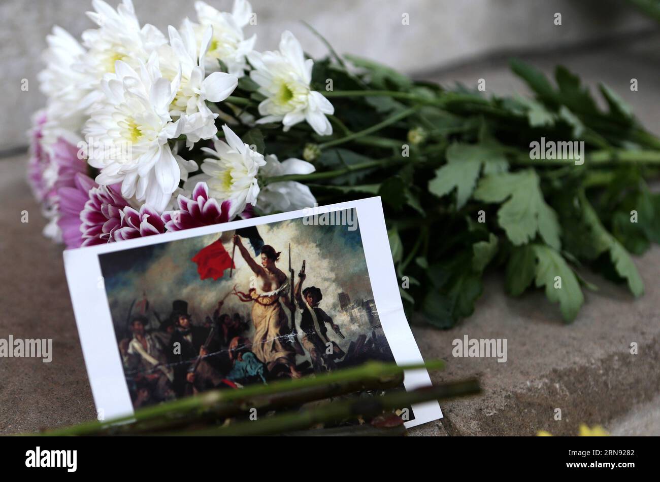 (151115) -- PÉKIN, le 14 novembre 2015 -- des fleurs sont placées devant l'ambassade de France à Londres, en Grande-Bretagne, pour pleurer les victimes d'une série d'attentats à Paris, le 14 novembre 2015.) CHOIX HEBDOMADAIRES DE LA PHOTO XINHUA HanxYan PUBLICATIONxNOTxINxCHN Pékin 14 2015 novembre des fleurs sont placées devant l'Ambassade de France à Londres Grande-Bretagne à Morne les victimes d'une série d'attentats à Paris LE 14 2015 novembre choix hebdomadaires de LA photo XINHUA HanxYan PUBLICATIONxNOTxINxCHN Banque D'Images