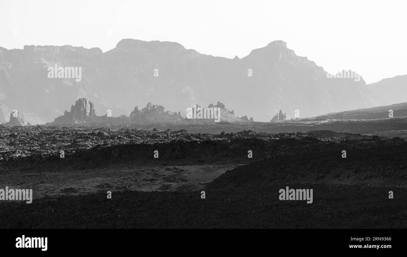 Les champs de lave de Las Canadas caldeira du volcan Teide. Tenerife. Îles Canaries. Espagne. Noir et blanc. Banque D'Images Les champs de lave de Las Canadas caldeira du volcan Teide. Tenerife. Îles Canaries. Espagne. Noir et blanc. Banque D'Images