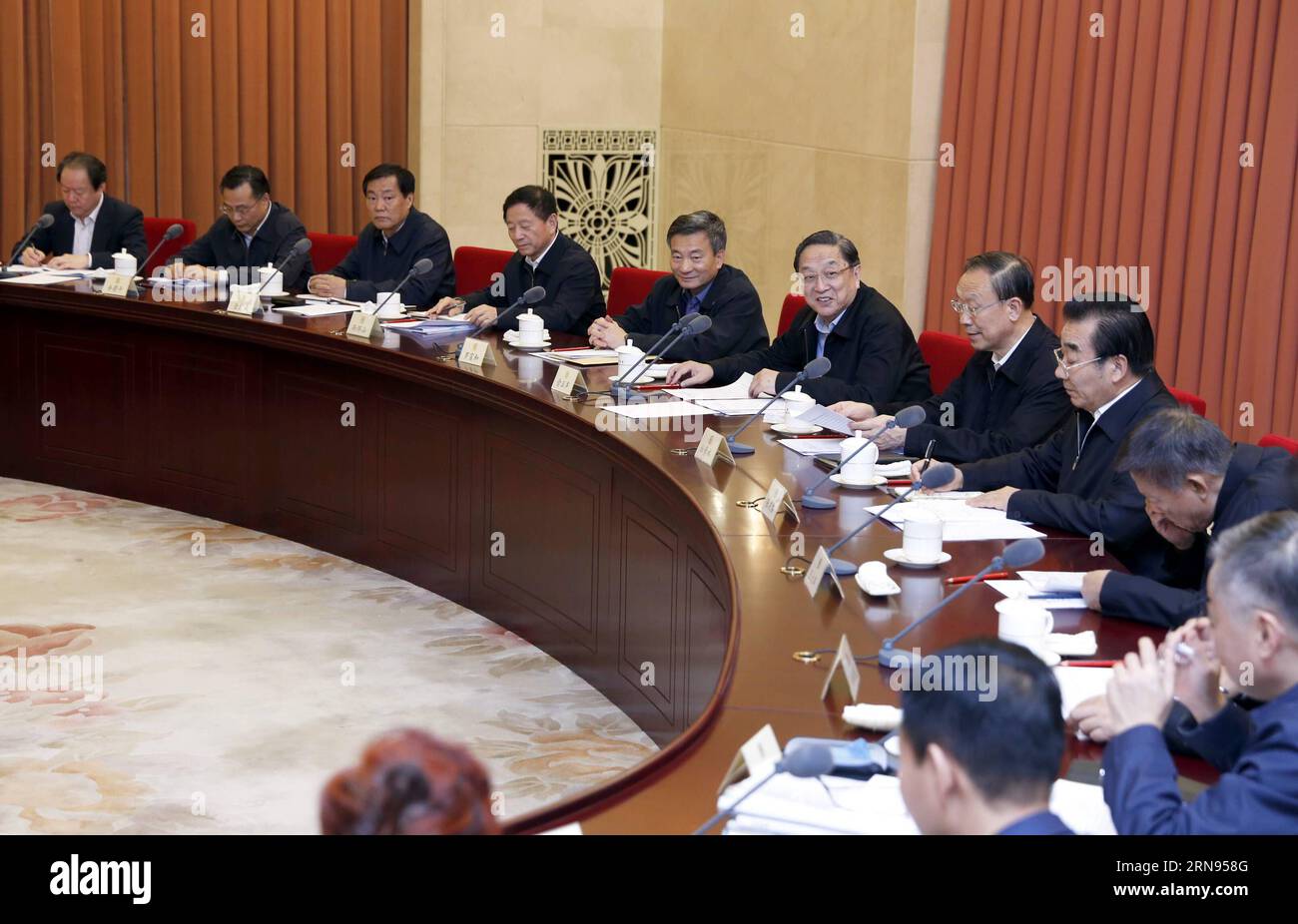 (151119) -- BEIJING, 19 novembre 2015 -- Yu Zhengsheng (6e L), président du Comité national de la Conférence consultative politique du peuple chinois (CCPPC), préside une session de consultation bimensuelle sur la protection du patrimoine culturel immatériel à Beijing, Chine, le 19 novembre 2015.) (Zhs) CHINA-BEIJING-YU ZHENGSHENG-CULTURE-MEETING (CN) JuxPeng PUBLICATIONxNOTxINxCHN Beijing nov 19 2015 Yu Zheng Sheng 6e l Président du Comité national des célébrités chinoises Conférence consultative politique du CCPPC Président d'une session de consultation bimensuelle sur la protection de l'immatériel Banque D'Images