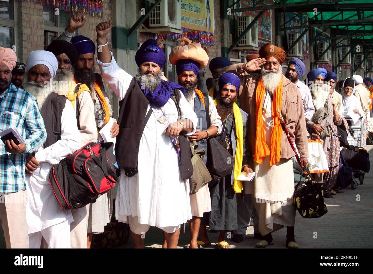 (151120) -- LAHORE, le 20 novembre 2015 -- les pèlerins sikhs indiens arrivent à une gare ferroviaire dans l'est du Pakistan, Lahore, le 20 novembre 2015. Des milliers de pèlerins sikhs se rendent à Nankana Sahib au Pakistan pour célébrer le 546e anniversaire de naissance de Sri Guru Nanak Dev qui tombe le 25 novembre. PAKISTAN-LAHORE-INDIAN SIKH PÈLERINS JamilxAhmed PUBLICATIONxNOTxINxCHN 151120 Lahore nov 20 2015 Indian Sikh pèlerins arrivent À une gare dans l'est du Pakistan S Lahore nov 20 2015 des milliers de Sikhs pèlerins se rendent à Nankana Sahib au Pakistan pour célébrer le 546e anniversaire de naissance de Sri Guru Nanak Dev W. Banque D'Images