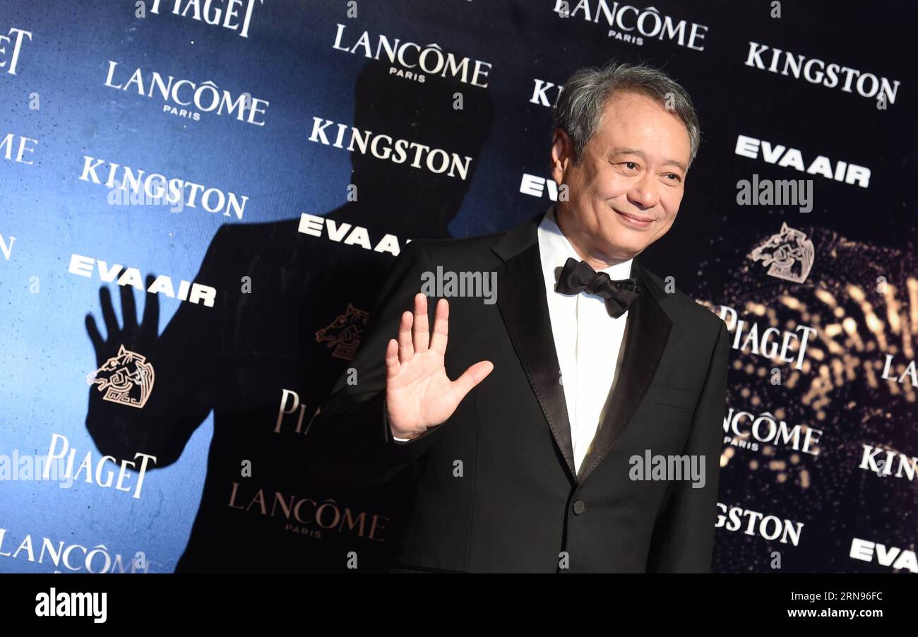 La réalisatrice Ang Lee arrive pour le 52e Golden Horse Awards en tant qu invitée à Taipei, dans le sud-est de la Chine de Taiwan, le 21 novembre 2015. La cérémonie de remise des 52e Golden Horse Awards a débuté ici samedi. dhf CHINA-TAIPEI-GOLDEN HORSE AWARDS-CEREMONY CN JiangxKehong PUBLICATIONxNOTxINxCHN Banque D'Images