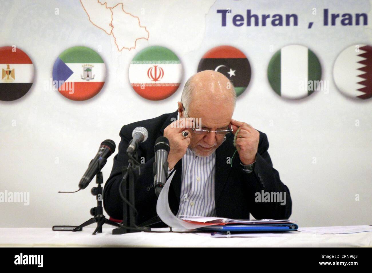 TÉHÉRAN, le 21 novembre 2015 -- le ministre iranien du pétrole, Bijan Namdar Zangeneh, assiste à une conférence de presse en marge d'une réunion ministérielle du Forum des pays exportateurs de gaz (GECF), à Téhéran, le 21 novembre 2015. A propos des exportations de pétrole de l Iran après la levée des sanctions occidentales contre le secteur énergétique du pays, Zangeneh a déclaré que l Iran n avait besoin d aucune autorisation de l OPEP (Organisation des pays exportateurs de pétrole) ou de toute autre organisation pour rétablir ses exportations de pétrole au niveau d avant les sanctions. IRAN-TEHRAN-OIL EXPORT-ZANGANEH-PRESS CONFERENCE AHMADXHALABISAZ PUBLICATIONXNOTXINXCHN TÉHÉRAN Banque D'Images