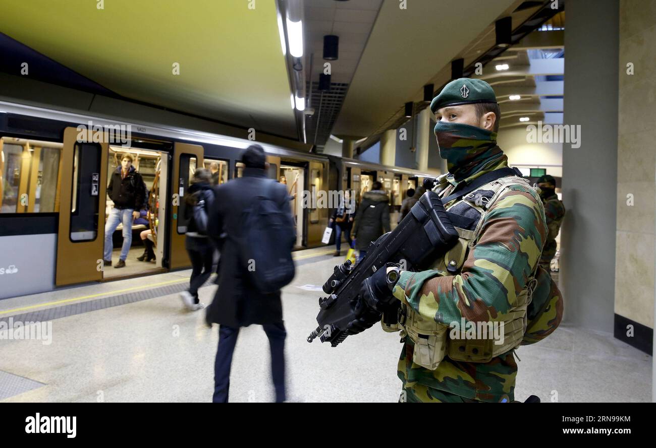 (151125) -- BRUXELLES, le 25 novembre 2015 -- des soldats belges gardent à la station de métro Shuman à Bruxelles, capitale de la Belgique, le 25 novembre 2015. Le métro bruxellois a rouvert ici mercredi après être resté fermé pendant quatre jours car son alerte terroriste est toujours au quatrième niveau le plus élevé.) BELGIUM-BRUSSELS-SECURITY-ALERT-METRO YexPingfan PUBLICATIONxNOTxINxCHN 151125 Bruxelles Nov 25 2015 la Garde des soldats belges À la station de métro Shuman à Bruxelles capitale de la Belgique Nov 25 2015 Bruxelles transport souterrain a rouvert ici mercredi après être resté fermé pendant quatre jours comme sa terreur A. Banque D'Images