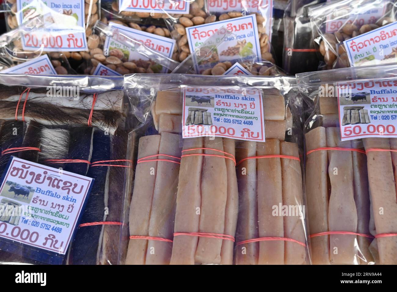 Gros plan de collations à la peau de buffle sur un stand de marché à Luang Prabang, Laos Banque D'Images