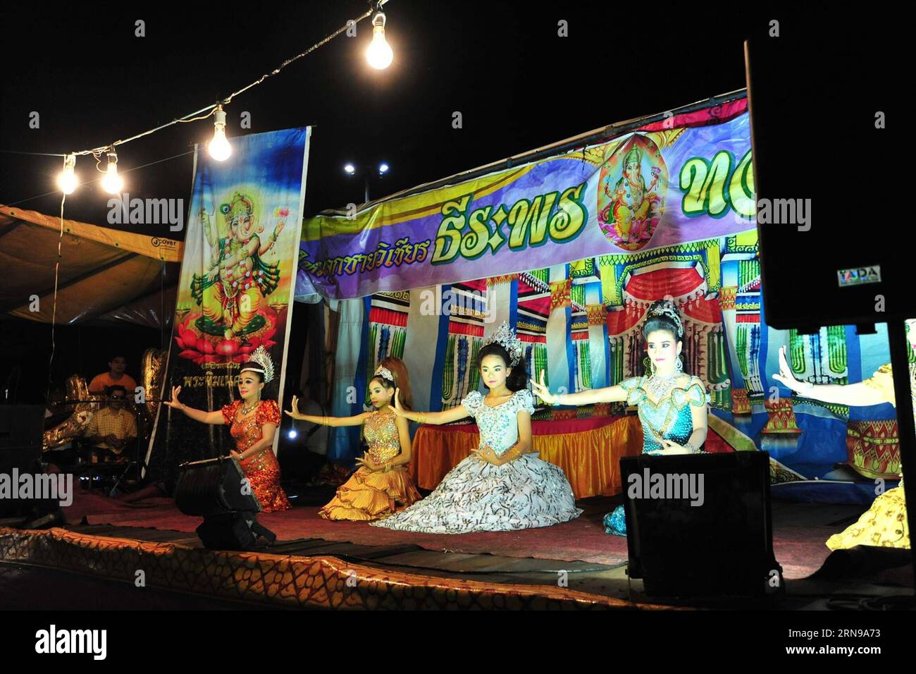 (151126) -- BANGKOK, le 25 novembre 2015 -- des acteurs se produisent lors d'un spectacle dramatique traditionnel thaïlandais (opéra thaïlandais) à Bangkok, Thaïlande, le 25 novembre 2015.) THAILAND-BANGKOK-THAI OPERA RachenxSageamsak PUBLICATIONxNOTxINxCHN 151126 Bangkok nov. 25 2015 les acteurs jouent lors d'une représentation dramatique traditionnelle thaïlandaise spectacle d'opéra thaïlandais à Bangkok Thai Country nov. 25 2015 Thai Country Bangkok Thai Opera RachenxSageamsak PUBLICATIONxNOTxINxCHN Banque D'Images
