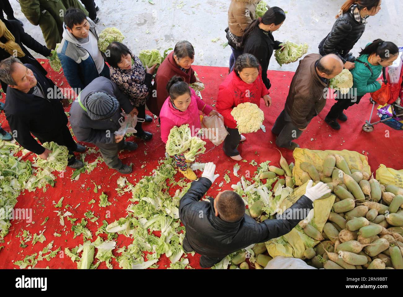 (151127) -- XI AN, 27 novembre 2015 -- les gens font la queue pour obtenir des légumes gratuits à un marché à Xi an, capitale de la province du Shaanxi du nord-ouest de la Chine, le 27 novembre 2015. Un total de 75 tonnes de légumes invendables sont distribuées gratuitement aux résidents locaux du 27 au 30 novembre. ) (wf) CHINA-XI AN-LEGOOD-DISTRIBUTION (CN) ShaoxRui PUBLICATIONxNOTxINxCHN 151127 Xi à nov 27 2015 célébrités s'alignent pour des légumes gratuits À un marché de Xi à la capitale du nord-ouest de la Chine S Shaanxi province nov 27 2015 un total de 75 tonnes de légumes invendables sont distribuées aux résidents locaux pour Free From nov 27 30 WF Chine Xi à Banque D'Images