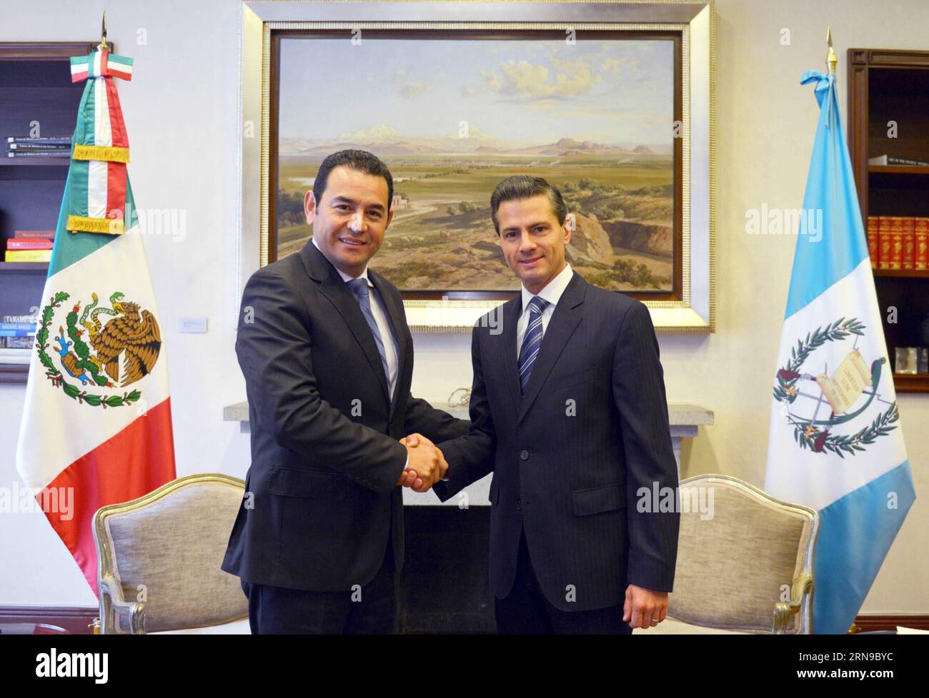 (151128) -- MEXICO, 28 novembre 2015 -- image fournie par le président mexicain Enrique Pena Nieto (à droite) serrant la main du président élu du Guatemala Jimmy Morales (à gauche) lors de leur rencontre à la résidence officielle Los Pinos, à Mexico, capitale du Mexique, le 27 novembre 2015. Le président élu du Guatemala, Jimmy Morales, a entamé vendredi une visite officielle au Mexique dans le but de renforcer les relations bilatérales. (Da) (sp) MEXICO-MEXICO CITY-GUATEMALA-POLITICS-VISIT MEXICO SxPRESIDENCY PUBLICATIONxNOTxINxCHN 151128 Mexico City nov. 28 2015 image fournie par shows MEXICAN President Banque D'Images
