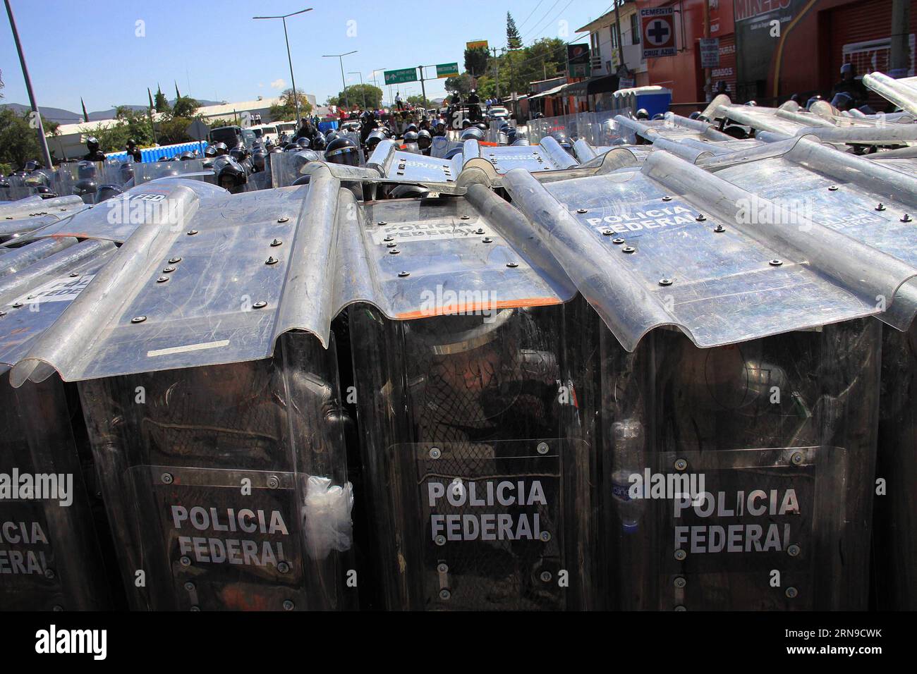 (151129) -- OAXACA, 28 novembre 2015 -- des membres de la police fédérale se réfugient lors d'un affrontement avec des membres de la section 22 du coordinateur national des travailleurs de l'éducation (CNTE, pour son acronyme en espagnol), à Oaxaca, Mexique, le 28 novembre 2015. Au moins trois personnes ont été blessées lors de l'affrontement de samedi entre les enseignants de la section 22 du CNTE du Mexique, qui s'opposent à l'évaluation des enseignants imposée par le gouvernement, et la police fédérale de l'Etat d'Oaxaca.) (Da) (fnc) MEXIQUE-OAXACA-SOCIETY-CLASH MAXxNUNEZ PUBLICATIONxNOTxINxCHN 151129 Oaxaca nov 28 2015 membres de la police fédérale Ta Banque D'Images