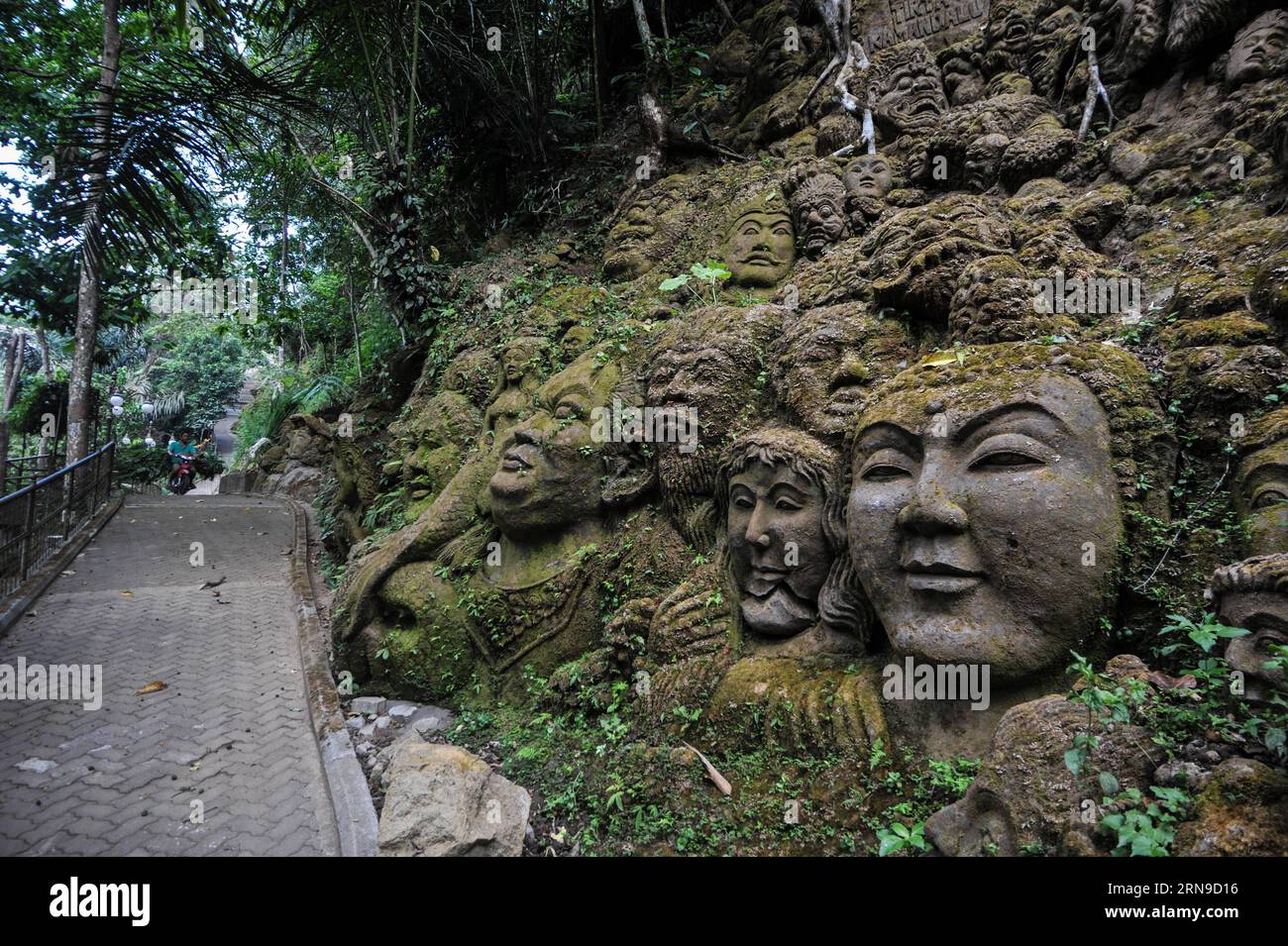 (151129) -- BALI, 29 novembre 2015 -- la photo prise le 29 novembre 2015 montre des sculptures en pierre sur la falaise de Ayung Resort, Ubud, Bali, Indonésie. Ubud est l'une des zones touristiques de Bali célèbre pour sa culture et ses paysages naturels.) INDONESIA-BALI-AYUNG RESORT VerixSanovri PUBLICATIONxNOTxINxCHN 151129 Bali Nov 29 2015 photo prise LE 29 2015 novembre montre sculptures en pierre SUR la falaise À Ayung Resort Ubud Bali Indonesia Ubud EST l'une des zones touristiques de Bali célèbre pour sa culture et ses paysages naturels Indonesia Bali Ayung Resort VerixSanovri PUBLICATIONxNOTxINxCHN Banque D'Images