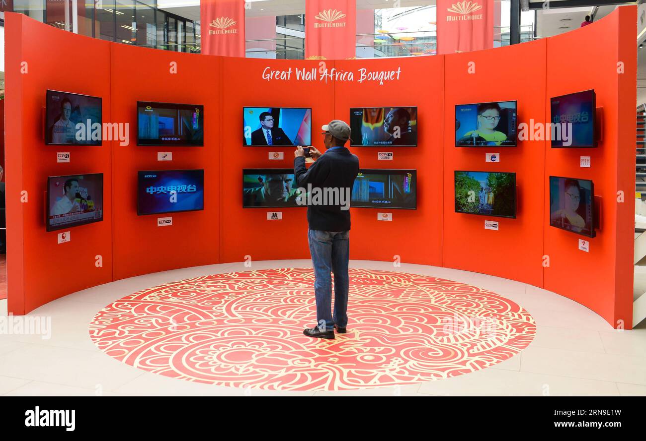 Un homme prend des photos des émissions de télévision chinoises lors d’une exposition culturelle intitulée Nihao China (Hello China) organisée par une entreprise de télévision locale, à Johannesburg, en Afrique du Sud, le 21 septembre 2015. Depuis que l'Afrique du Sud a officiellement lancé l'année de la Chine le 15 mars 2015 à Pretoria, la Chine et l'Afrique du Sud a organisé plus d'une centaine d'activités et d'événements merveilleux sur les échanges mutuels dans neuf provinces et grandes villes d'Afrique du Sud concernant la culture, le commerce, le think tank, le sport, protection de l'environnement et ainsi de suite. A l’invitation du président sud-africain Jacob Zuma, le président chinois Xi Jinping W. Banque D'Images