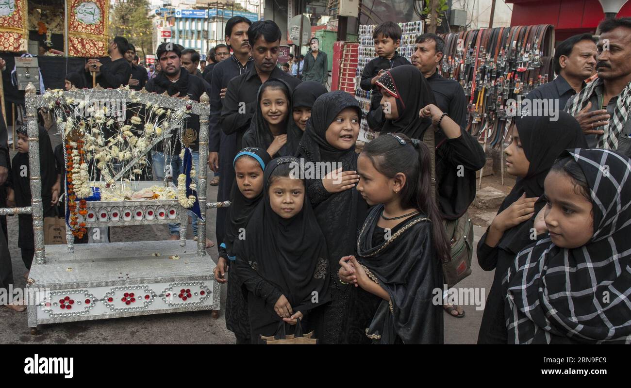 RAIPUR , le 3 décembre 2015 -- des filles musulmanes chiites indiennes participent à la procession Arba een, une célébration religieuse musulmane chiite qui a lieu quarante jours après le jour de l'Ashura. In Raipur, Inde, 3 décembre 2015. La procession Arba een commémore le martyre de Husayn ibn Ali, le petit-fils du Prophète Muhammad, qui a été tué au 17e siècle. INDIA-RAIPUR-ARBA EEN-PROCESSION TumpaxMondal PUBLICATIONxNOTxINxCHN Raipur DEC 3 2015 Indian Shiite Musulmans filles prennent part à la procession Arba Een une observance religieuse musulmane chiite Thatcher se produit quarante jours après le jour de l'Ashura à Raipur in Banque D'Images