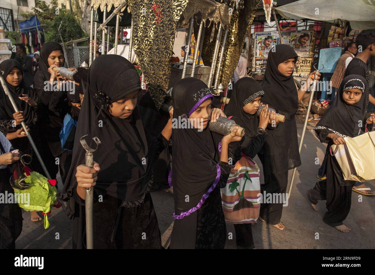 RAIPUR , le 3 décembre 2015 -- des filles musulmanes chiites indiennes participent à la procession Arba een, une célébration religieuse musulmane chiite qui a lieu quarante jours après le jour de l'Ashura, à Raipur, en Inde, le 3 décembre 2015. La procession Arba een commémore le martyre de Husayn ibn Ali, le petit-fils du Prophète Muhammad, qui a été tué au 17e siècle. INDIA-RAIPUR-ARBA EEN-PROCESSION TumpaxMondal PUBLICATIONxNOTxINxCHN Raipur DEC 3 2015 Indian Shiite Musulmans filles prennent part à la procession Arba Een une observance religieuse musulmane chiite Thatcher se produit quarante jours après le jour de l'Ashura à Raipur in Banque D'Images