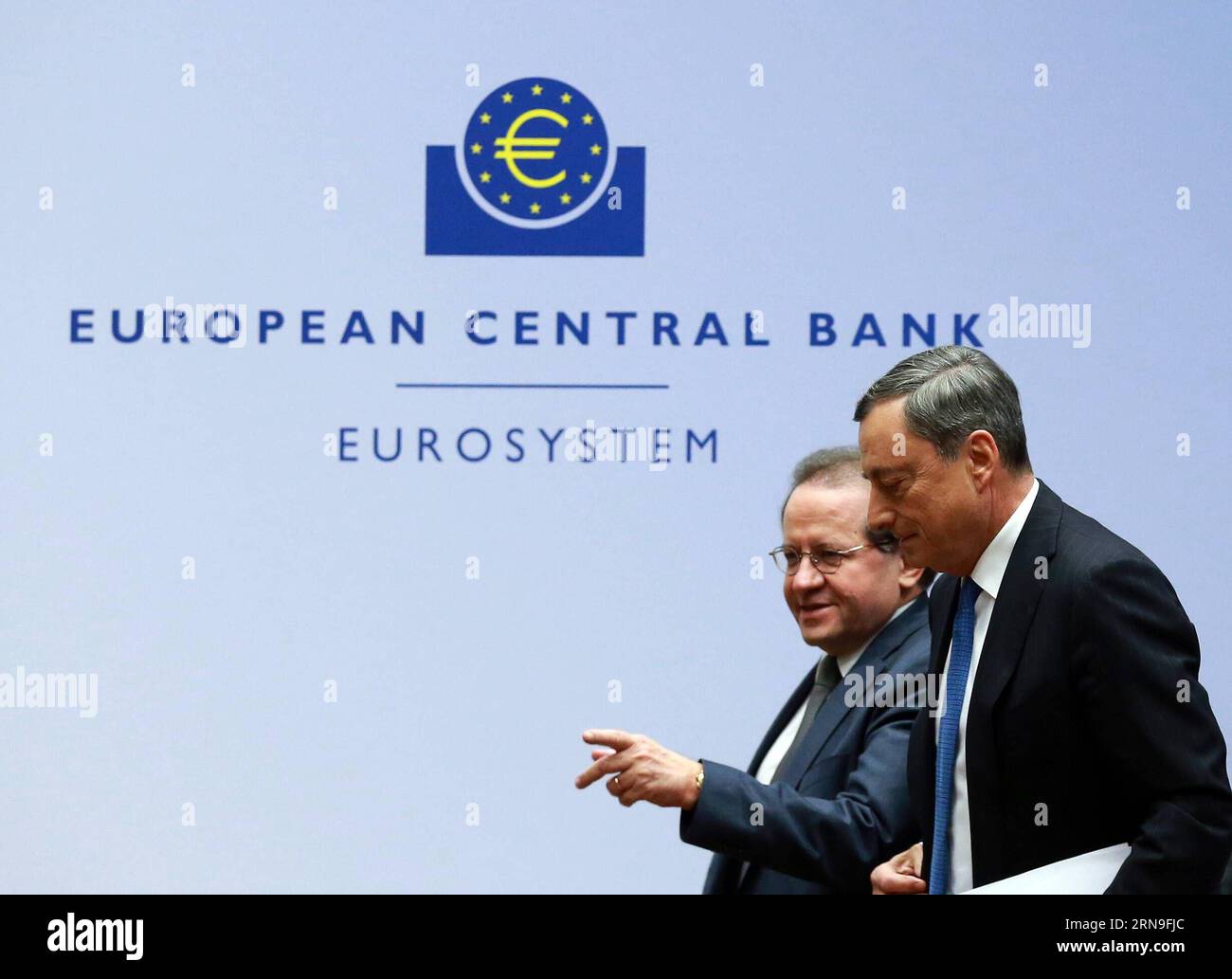 (151203) -- FRANCFORT, le 3 décembre 2015 -- le président de la Banque centrale européenne (BCE), Mario Draghi (R), assiste à une conférence de presse au siège de la BCE à Francfort, en Allemagne, le 3 décembre 2015. Jeudi, la BCE a décidé d'abaisser le taux d'intérêt de la facilité de dépôt de 10 points de base à moins 0,3 pour cent. ) ALLEMAGNE-FRANCFORT-ECB-ECONOMIE LuoxHuanhuan PUBLICATIONxNOTxINxCHN 151203 Francfort 3 2015 décembre la Banque centrale européenne le Président de la BCE Mario Draghi r assiste à une conférence de presse AU siège de la BCE à Francfort Allemagne LE 3 2015 décembre la BCE a décidé jeudi d'abaisser le taux d'intérêt o Banque D'Images