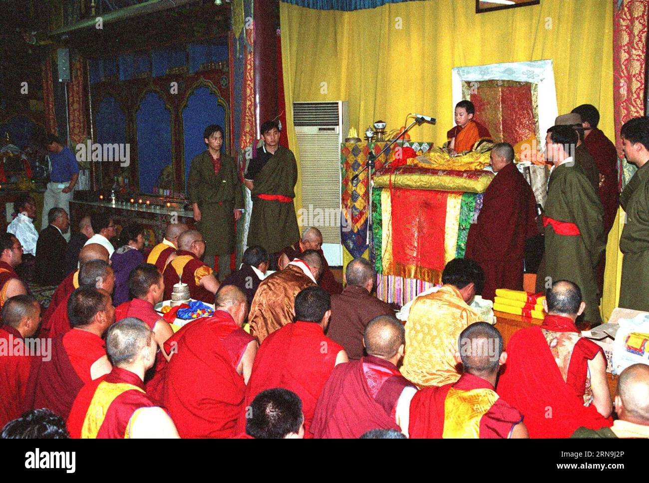 CORRECTING THE LOCATION OF TUESDAY S CELEBRATION (151208) -- BEIJING, Dec. 8, 2015 -- The file photo taken on Aug. 30, 1997 shows the 11th Panchen Lama, Bainqen Erdini Qoigyijabu (top), presiding over a dharma assembly to mark the 10th anniversary of the founding of the High-Level Tibetan Buddhism College of China in Beijing, capital of China. Celebrations were held in Xigaze, southwest China s Tibet Autonomous Region, on Tuesday to mark the 20th anniversary of the enthronement of Bainqen Erdini Qoigyijabu, the 11th Panchen Lama, one of the two most revered living Buddhas in Tibetan Buddhism. Banque D'Images