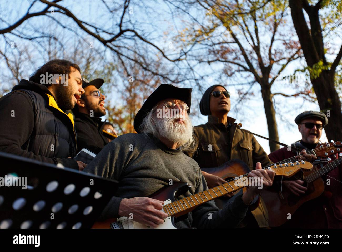 (151208) -- NEW YORK, 8 décembre 2015 -- des foules se sont rassemblées dans le champ de fraises de Central Park pour commémorer le 35e anniversaire de la mort de John Lennon à New York, aux États-Unis, le 8 décembre 2015. John Lennon, membre des Beatles, a été tué par Mark David Chapman à quatre reprises le 8 décembre 1980 devant l'entrée de son appartement, le Dakota , dans l'Upper West Side de Manhattan. ) États-Unis-NEW YORK-JOHN LENNON-35e ANNIVERSAIRE DÉCÈS LixMuzi PUBLICATIONxNOTxINxCHN 151208 New York déc 8 2015 des foules se sont rassemblées dans Central Park S Strawberry Field pour commémorer le 35e anniversaire de John Banque D'Images