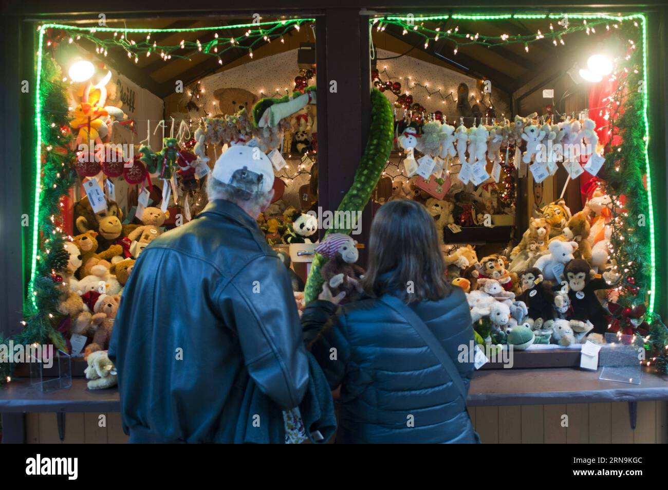 Les gens magasinent au Christkindlmarket à Chicago, Illinois, États-Unis, le 9 décembre 2015. Christkindlmarket, un marché de Noël annuel à Chicago, a été tenu pour la première fois par la Chambre de commerce germano-américaine du Midwest sur Pioneer court en 1996. Il est devenu le plus grand marché de Noël en plein air dans la région de Chicago. HE Xianfeng) États-Unis-CHICAGO-MARCHÉ DE NOËL hexianfeng PUBLICATIONxNOTxINxCHN célébrités Boutique AU Christkindlmarket à Chicago Illinois États-Unis LE 9 2015 décembre Christkindlmarket à chaque année marché de Noël à Chicago ce premier héros par la Chambre allemande américaine o Banque D'Images