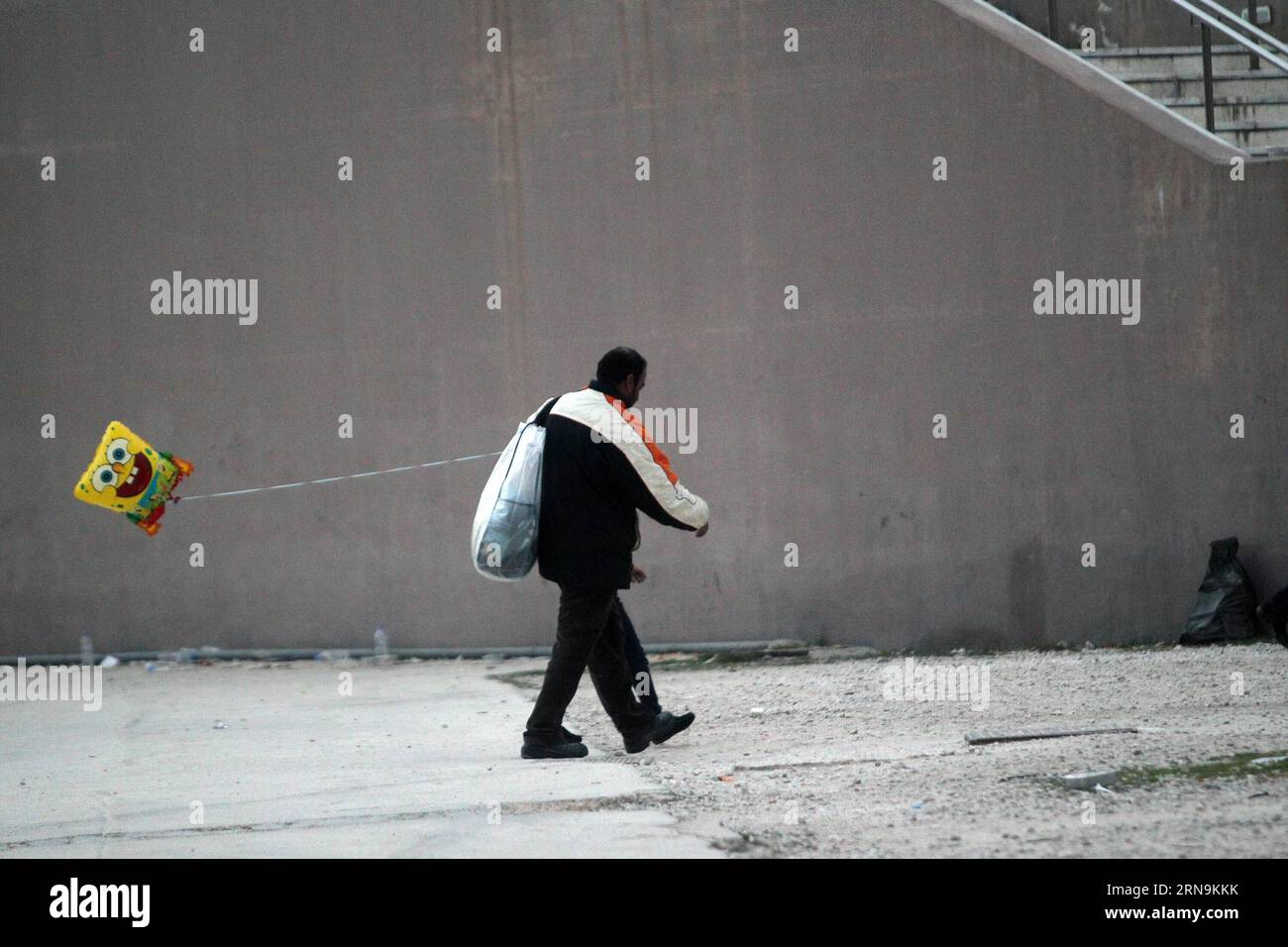 (151210) -- ATHÈNES, le 10 décembre 2015 -- Un réfugié, bloqué pendant plusieurs jours à la frontière entre la Grèce et la Macédoine, arrive au stade Tae Kwon Do à la périphérie d'Athènes, en Grèce, le 10 décembre 2015. Les agents Frontex de l Agence européenne de protection des frontières devaient être déployés à la frontière entre la Grèce et la Macédoine pour aider à l enregistrement des réfugiés et des migrants qui y arrivent, a déclaré lundi Natasha Bertaud, porte-parole de la Commission européenne sur les questions migratoires. GRÈCE-ATHÈNES-RÉFUGIÉS MariosxLolos PUBLICATIONxNOTxINxCHN 151210 Athènes DEC 10 2015 un réfugié bloqué depuis plusieurs jours Banque D'Images