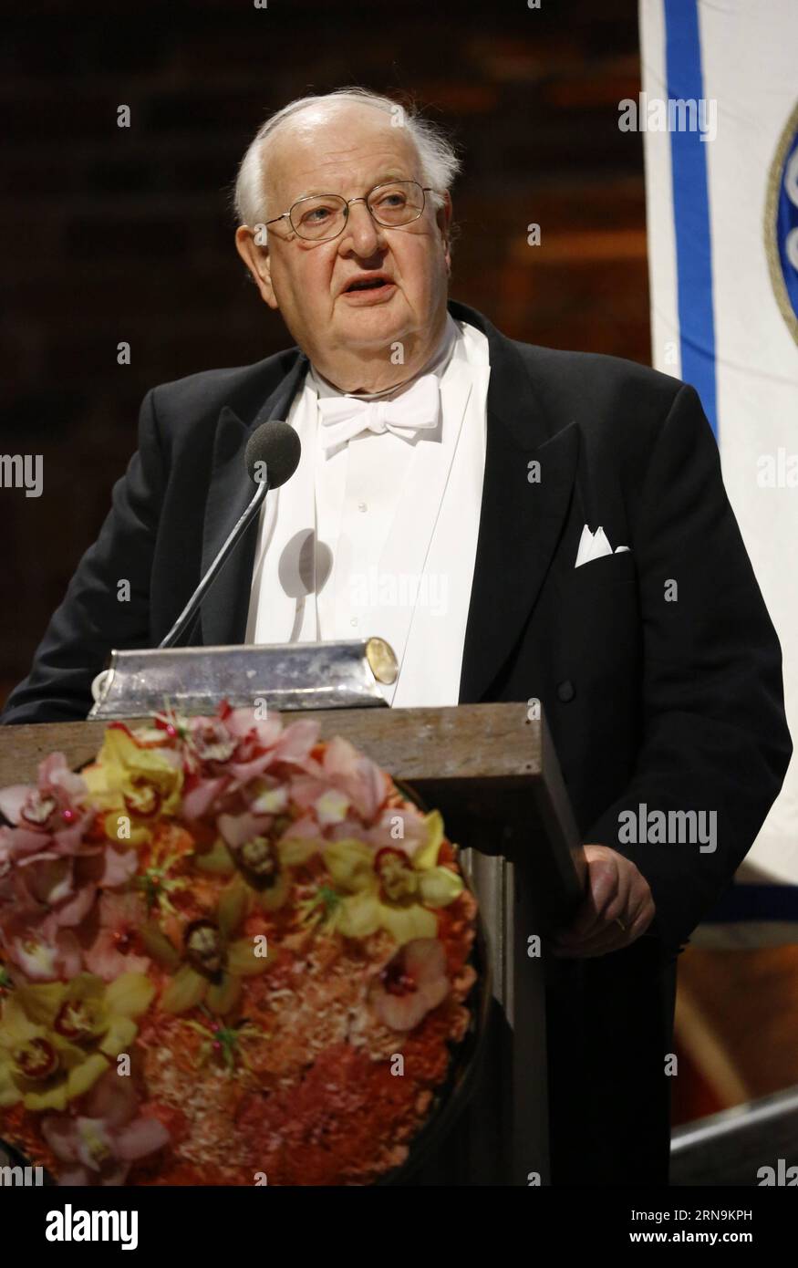 STOCKHOLM, le 10 décembre 2015 -- Angus Deaton, lauréat du prix Nobel d'économie 2015, prend la parole après le banquet Nobel traditionnel à l'hôtel de ville de Stockholm, capitale de la Suède, le 10 décembre 2015. ) SUÈDE-STOCKHOLM-PRIX NOBEL-BANQUET YexPingfan PUBLICATIONxNOTxINxCHN Stockholm DEC 10 2015 2015 Prix Nobel d'économie Angus Deaton parle après le banquet Nobel traditionnel À l'Hôtel de ville de Stockholm capitale de la Suède DEC 10 2015 Suède Stockholm Prix Nobel banquet YexPingfan PUBLICATIONxNOTxINxCHN Banque D'Images