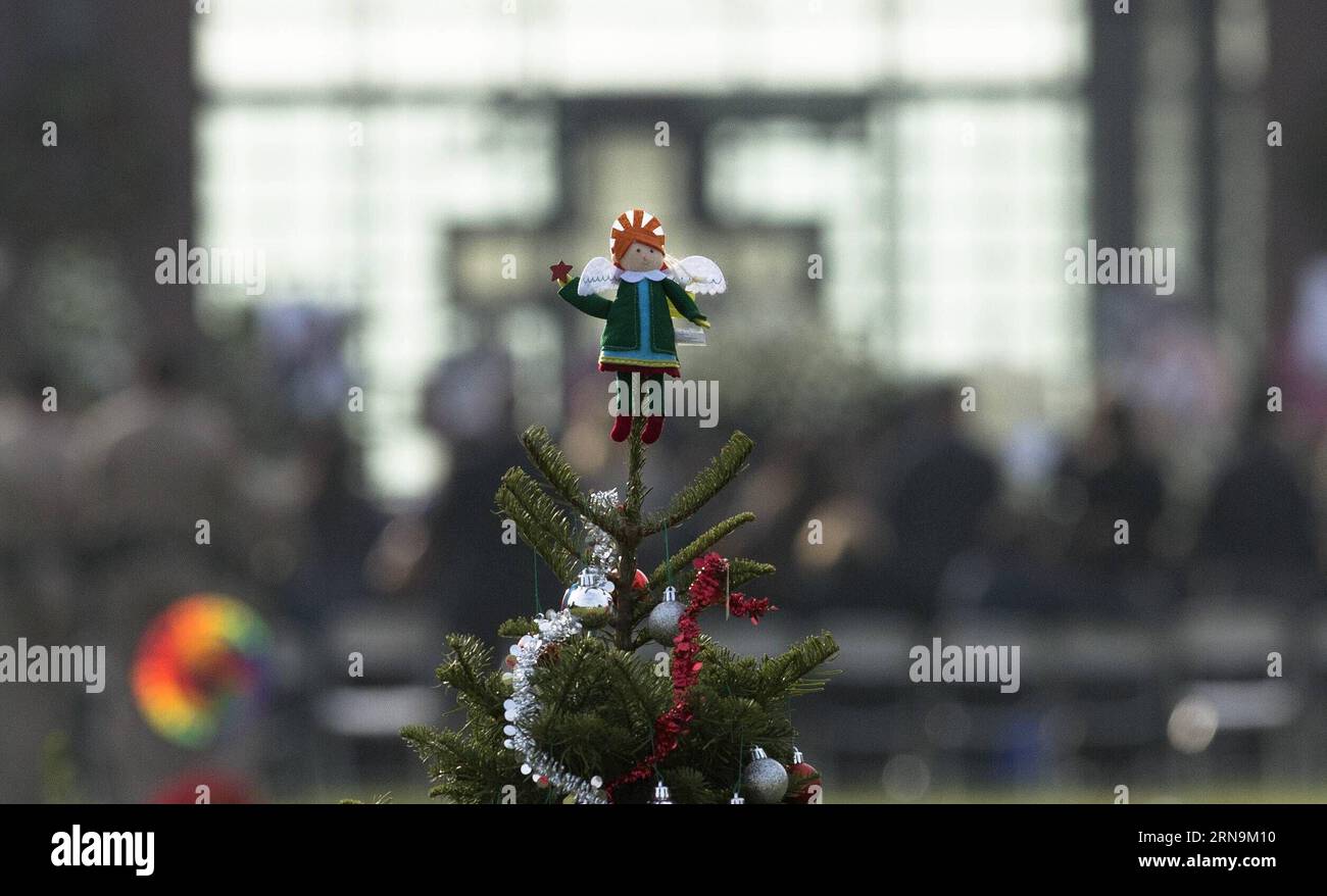 San Bernardino : Beerdigung eines der Opfer LOS ANGELES, le 10 décembre 2015 -- Une marionnette sur un arbre de Noël est vue aux funérailles de Yvette Velasco à West Covina, Californie, États-Unis, le 10 décembre 2015. Les premiers funérailles de l'un des 14 morts dans la fusillade de San Bernardino ont eu lieu jeudi pour Yvette Velasco, 27 ans. (Zjy) U.S.-LOS ANGELES-FATAL FUSILLADE-FUNÉRAILLES YangxLei PUBLICATIONxNOTxINxCHN San Bernardino funérailles a les victimes Los Angeles déc. 10 2015 une marionnette SUR un arbre de Noël EST Lakes AT Yvette Velasco S funérailles à WEST Covina Californie les États-Unis déc. 10 2015 The F Banque D'Images