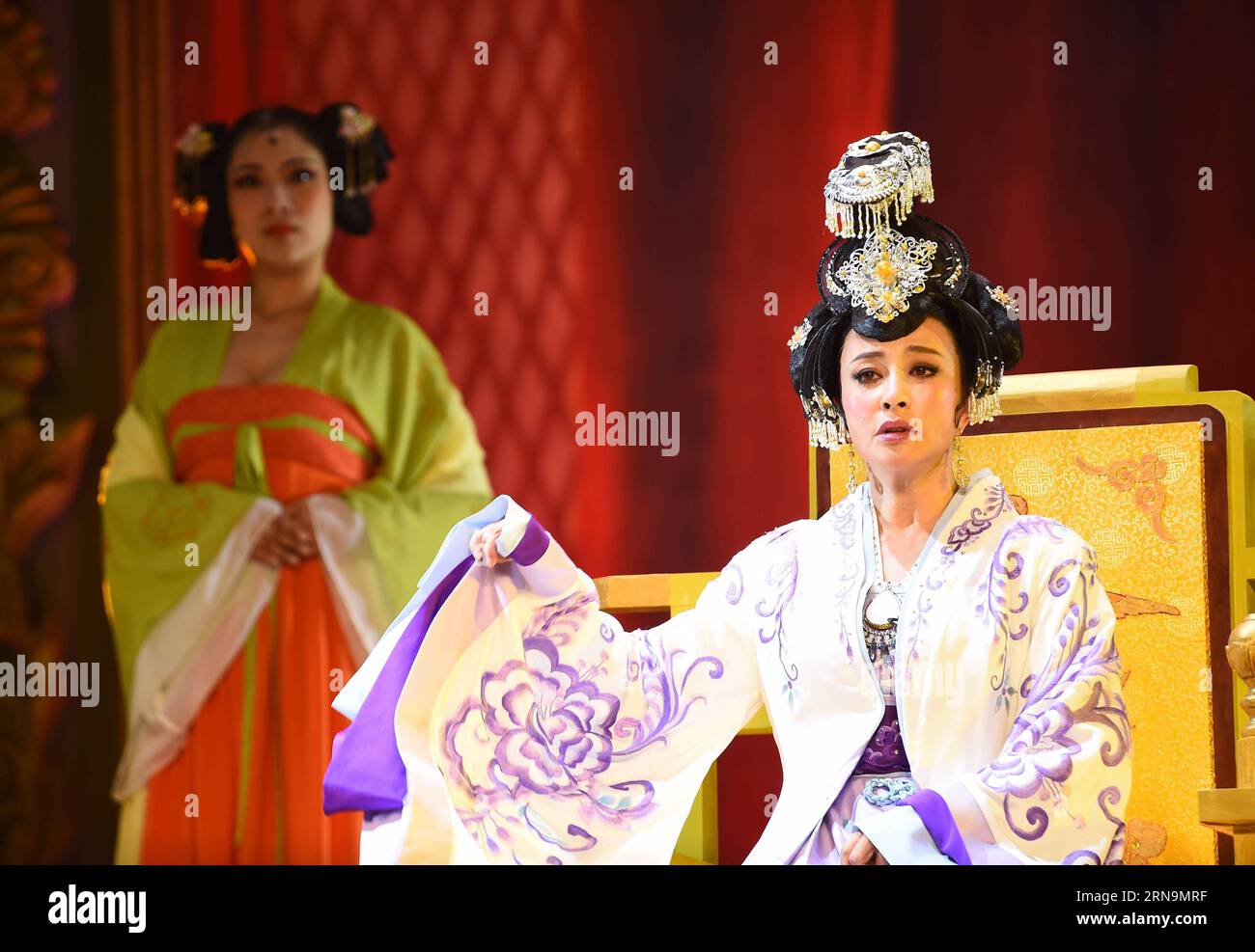 (151212) -- PÉKIN, 12 décembre 2015 -- l'actrice chinoise Liu Xiaoqing joue dans le drame Emperor Wu Zetian à Pékin, capitale de la Chine, le 12 décembre 2015. Liu Xiaoqing, née en 1955, était l'une des actrices principales en Chine dans les années 1980 et devint plus tard une femme d'affaires prospère dans les années 1990 Elle est devenue l'une des personnes les plus riches de Chine, apparaissant à 45 ans sur la liste Forbes des 50 hommes d'affaires chinois les plus riches en 1999. Mais elle était aussi une figure controversée car elle a été arrêtée pour évasion fiscale en lien avec son entreprise en 2002 et a été emprisonnée pendant un an. (Yxb) CH Banque D'Images