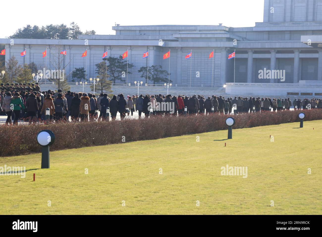 (151217) -- PYONGYANG, 17 décembre 2015 -- les gens se rendent au Palais du Soleil de Kumsusan pour rendre hommage au quatrième anniversaire de la disparition du défunt dirigeant du pays, Kim Jong il, à Pyongyang, capitale de la République populaire démocratique de Corée (RPDC), le 17 décembre 2015. RPDC-PYONGYANG-KIM JONG il-ANNIVERSAIRE-COMMÉMORATION LuxRui PUBLICATIONxNOTxINxCHN 151217 Pyongyang DEC 17 2015 célébrités dirigez-vous vers le Palais Kumsusan du Soleil pour rendre hommage AU quatrième anniversaire de la disparition du pays S défunt leader Kim Jong il à Pyongyang capitale des célébrités démocratiques République S. Banque D'Images