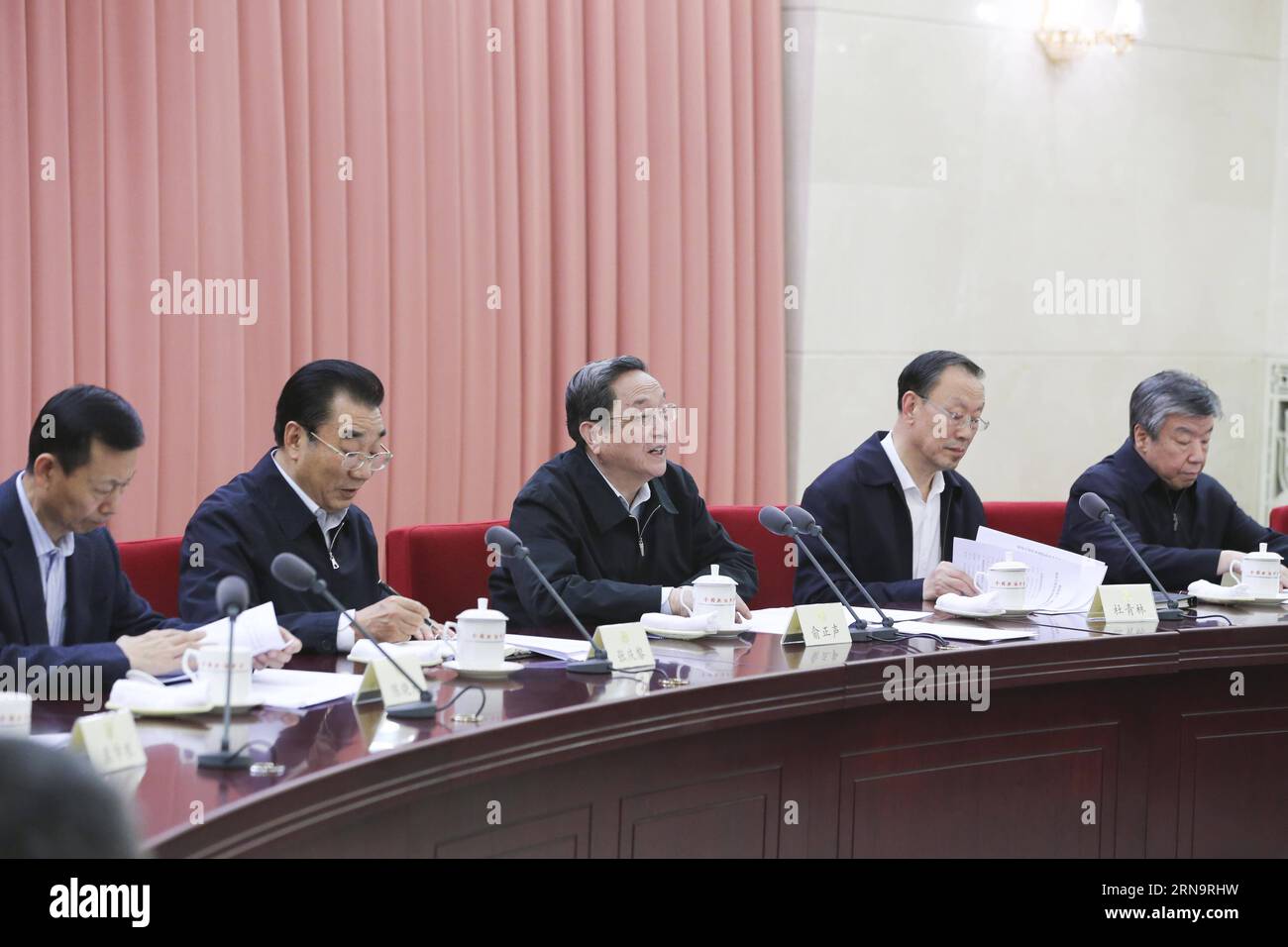(151217) -- BEIJING, 17 décembre 2015 -- Yu Zhengsheng (C), président du Comité national de la Conférence consultative politique du peuple chinois (CCPPC), préside une séance de consultation bimensuelle de la CCPPC sur l'industrie des services ménagers, à Beijing, capitale de la Chine, le 17 décembre 2015.) (Wyo) CHINA-BEIJING-YU ZHENGSHENG-CPPCC-BIHEBDOMADAIRE MEETING (CN) DingxLin PUBLICATIONxNOTxINxCHN 151217 Beijing DEC 17 2015 Yu Zheng Sheng C Président du Comité national des célébrités chinoises Conférence consultative politique de la CPPCC Président d'une session de consultation bihebdomadaire de la CPPCC O Banque D'Images
