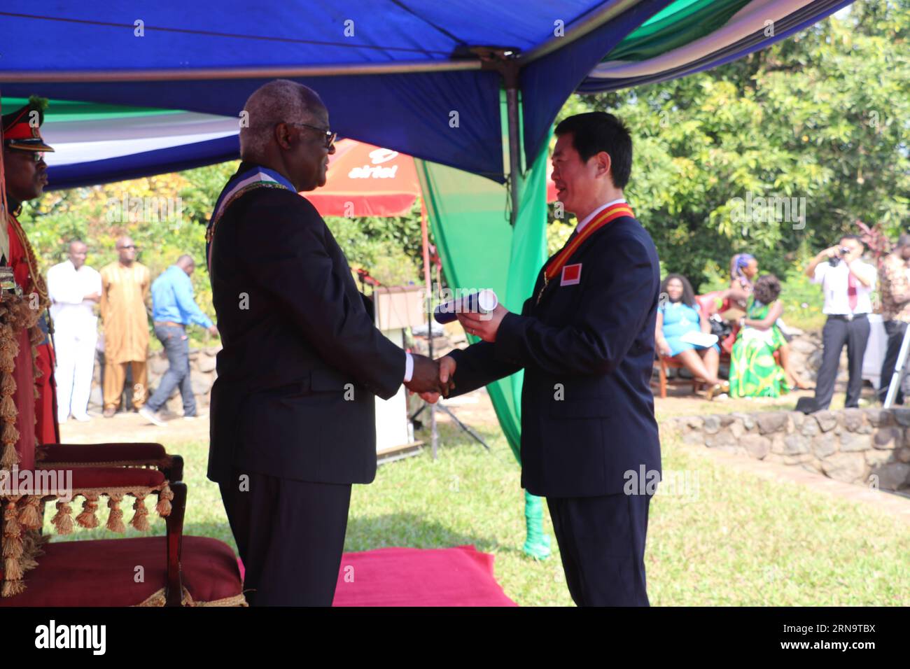 (151219) -- FREETOWN, 18 déc. 2015 () -- Ernest Koroma, président de la Sierra Leone, remet des médailles d'or au représentant de l'équipe médicale chinoise Wang Yaoping à la State House de Freetown, Sierra Leone, le 18 décembre 2015. L'équipe médicale chinoise en Sierra Leone a été honorée, avec plus de 200 personnes et institutions, lors d'une cérémonie vendredi pour son rôle dans la lutte du pays contre le virus Ebola. () SIERRA LEONE-FREETOWN-CHINESE MEDICAL TEAM Xinhua PUBLICATIONxNOTxINxCHN 151219 Freetown DEC 18 2015 Sierra Leone S Président Ernest Koroma présente des médailles d'or aux Repres Banque D'Images