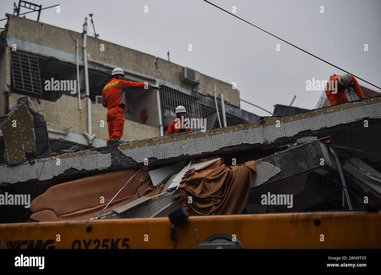 (151220) -- SHENZHEN, 20 décembre 2015 -- des sauveteurs travaillent sur le site de glissement de terrain d'un parc industriel à Shenzhen, dans la province du Guangdong du sud de la Chine, 20 décembre 2015. Quatre personnes ont été retirées des débris et 22 sont toujours portées disparues après un glissement de terrain qui a frappé un parc industriel qui a effondré 22 bâtiments dimanche dans la ville de Shenzhen, dans la province du Guangdong, dans le sud de la Chine, ont déclaré les secouristes. ) (Mcg) CHINA-SHENZHEN-LANDSLIDE (CN) MaoxSiqian PUBLICATIONxNOTxINxCHN 151220 Shenzhen DEC 20 2015 travaux de sauvetage SUR le site de glissement de terrain à Parc industriel à Shenzhen Sud Chine S Guangdong province DEC 20 2015 quatre célébrités ont Banque D'Images