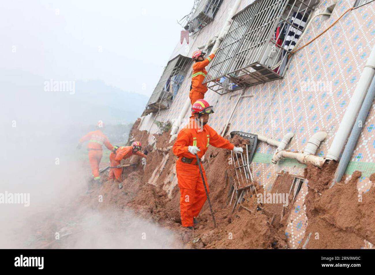 Bilder des Tages (151220) -- SHENZHEN, 20 déc. 2015 () -- des sauveteurs travaillent sur le site du glissement de terrain d'un parc industriel à Shenzhen, dans la province du Guangdong du sud de la Chine, 20 déc. 2015. Quatre personnes ont été retirées des débris et 22 sont toujours portées disparues après un glissement de terrain qui a frappé un parc industriel qui a effondré 22 bâtiments dimanche dans la ville de Shenzhen, dans la province du Guangdong, dans le sud de la Chine, ont déclaré les secouristes. ()(zkr) CHINA-SHENZHEN-LANDSLIDE (CN) Xinhua PUBLICATIONxNOTxINxCHN Images le jour 151220 Shenzhen DEC 20 2015 travaux de sauvetage SUR le site de glissement de terrain à Parc industriel à Shenzhen Chine du Sud S Guangdong province D Banque D'Images