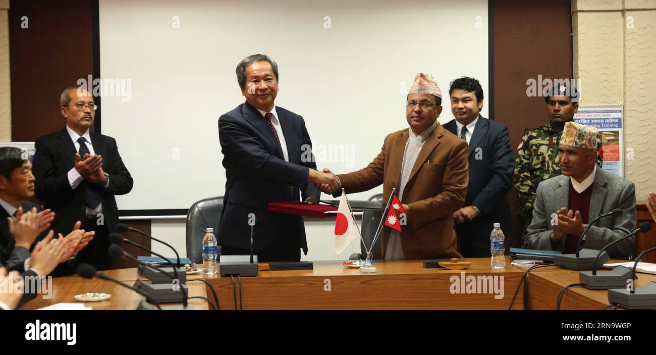 (151221) -- KATMANDOU, 21 décembre 2015 -- l'ambassadeur du Japon au Népal Masashi Ogawa (à gauche, au centre) et le secrétaire népalais aux Finances Lok Darshan Regmi (à droite, au centre) serrer la main lors de la cérémonie de signature d'un protocole d'accord (MoU) de prêt et d'aide au développement fournis par le gouvernement japonais au ministère des Finances du Népal à Singhadurbar, Katmandou, Népal, le 21 décembre 2015. Dans une tentative d'aider le pays frappé par le séisme dans son processus de reconstruction, le Japon a accepté lundi de fournir une aide de 30 milliards de yens (environ 247 millions de dollars américains) au Népal dans le cadre de trois projets distincts Banque D'Images